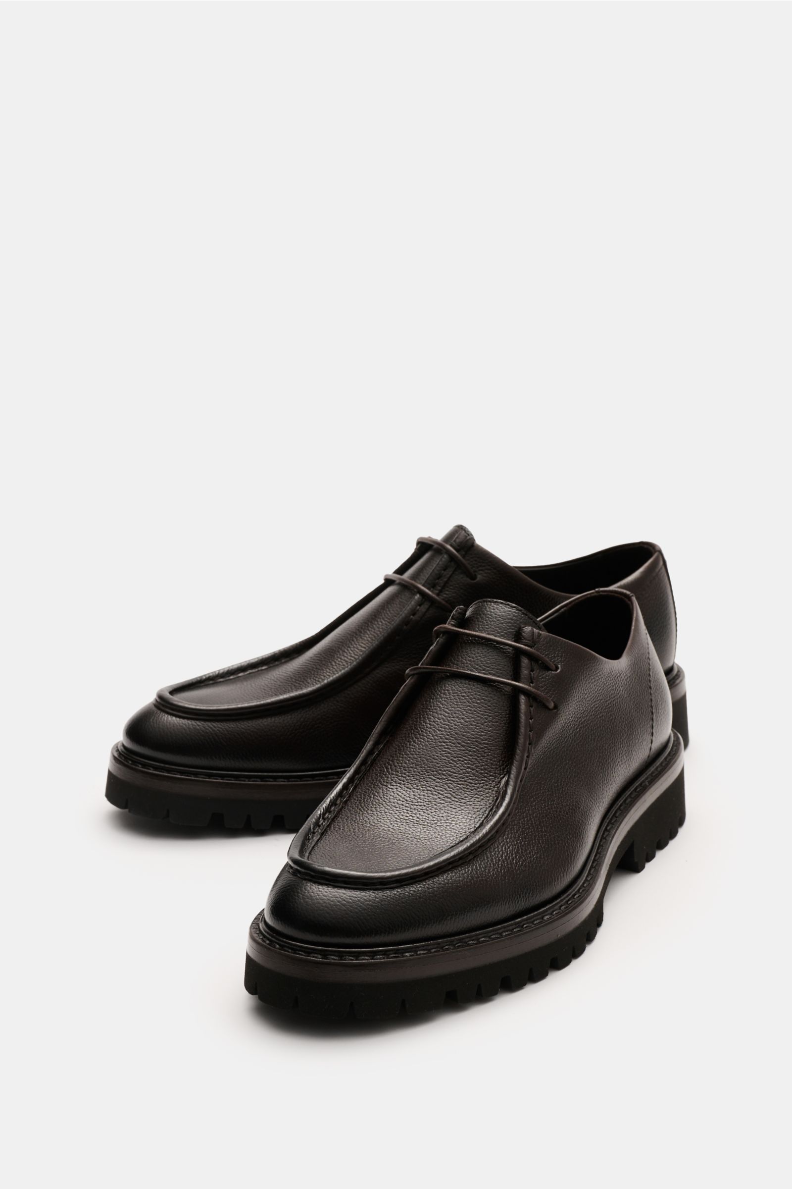 Fabiano Ricci Schnürer dunkelbraun shoes shown from a front-side angle, with fein genarbtes Glattleder, leicht schmal zulaufende Silhouette, Ziernaht auf der Vorderkappe, offene Zwei-Loch-Schnürung, Innenfutter aus Leder, and profilierte VIBRAM-Gummisohle