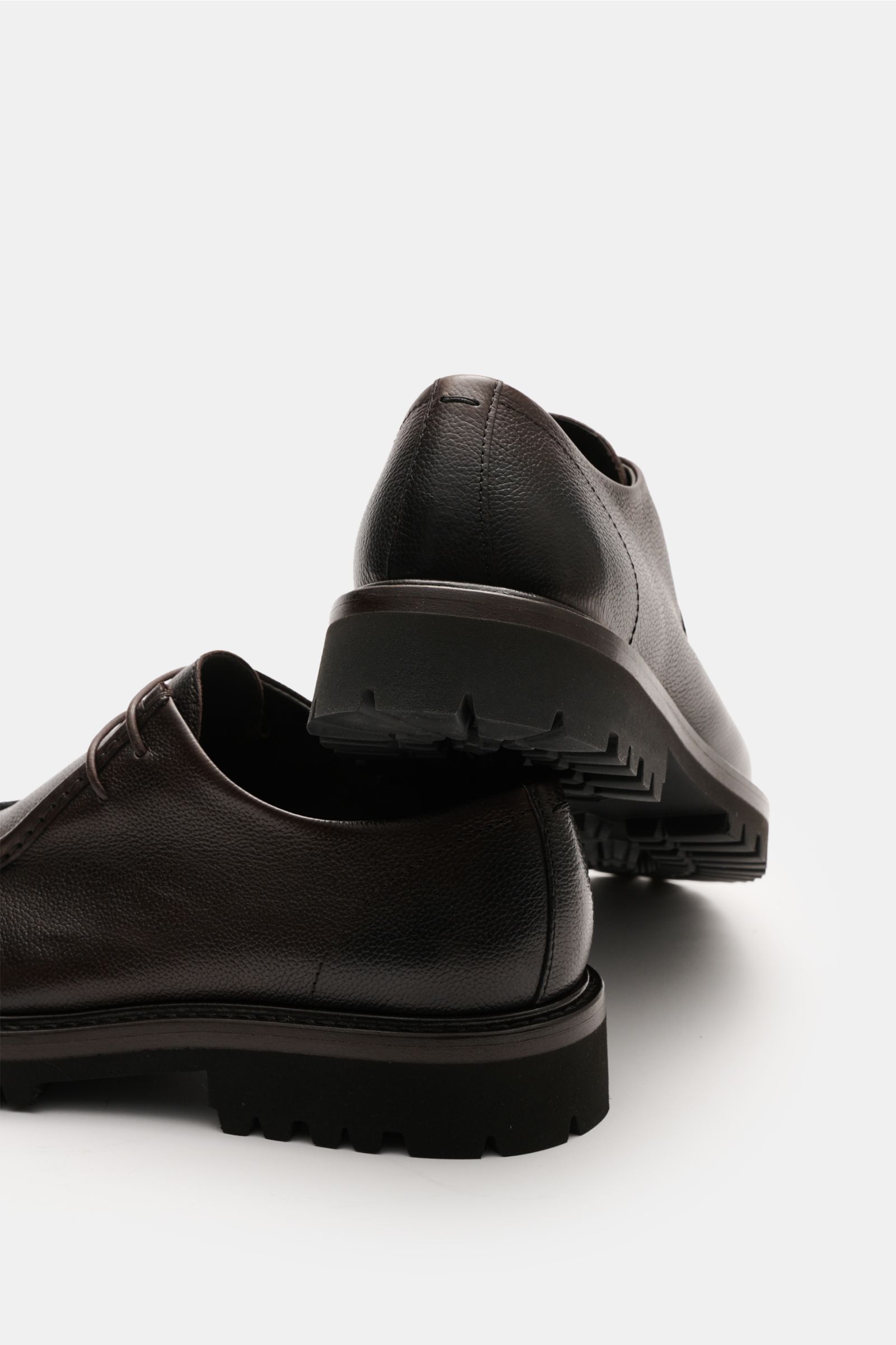 Fabiano Ricci Schnürer dunkelbraun shoes shown from a low rear angle, featuring fein genarbtes Glattleder, leicht schmal zulaufende Silhouette, Ziernaht auf der Vorderkappe, offene Zwei-Loch-Schnürung, Innenfutter aus Leder, and profilierte VIBRAM-Gummiso