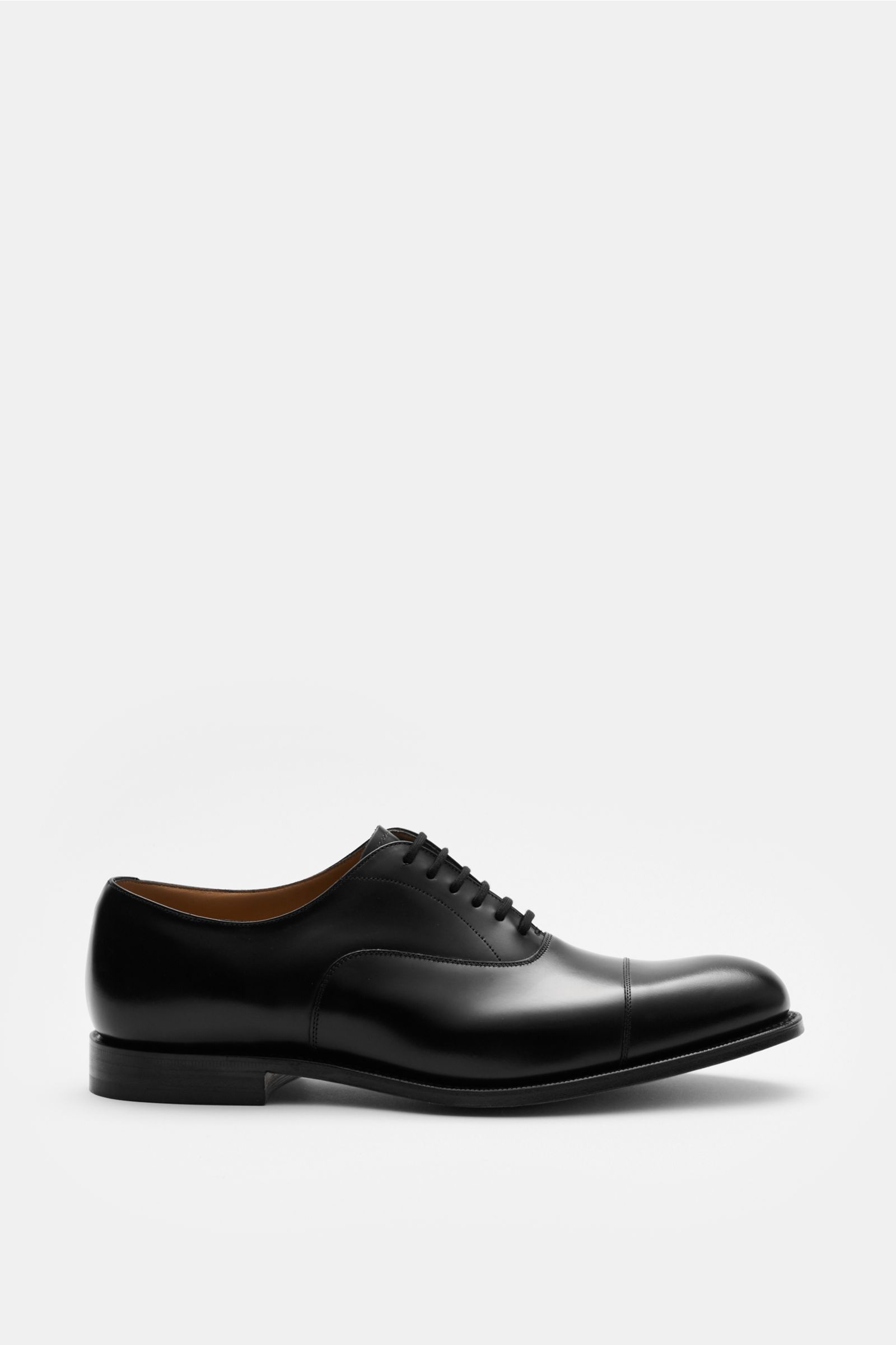 Side view of Church's Penny Loafer 'Maesteg' schwarz in polished black smooth leather with a slim silhouette, penny strap, decorative stitching, leather lining, leather sole, and rubber-reinforced heel, showcasing classic elegance and comfort perfect for 