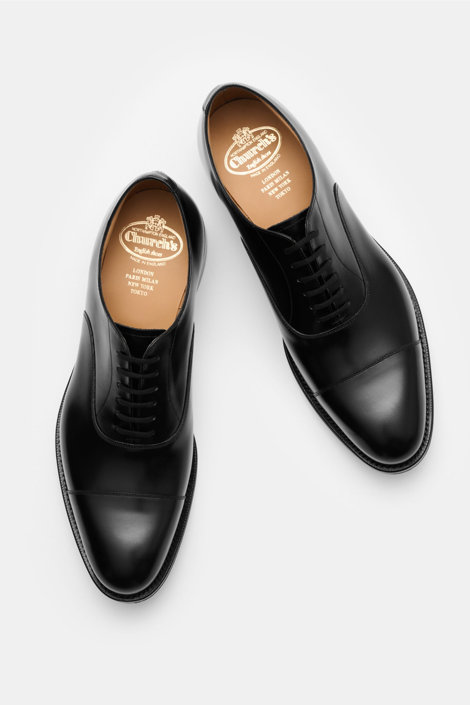 Church's Penny Loafer 'Maesteg' schwarz shown from a top-down view, polished smooth leather, classic sleek design, elegant business style.  
Der Penny Loafer 'Maesteg' von CHURCH'S besticht durch seine klare Eleganz und klassische Form. Das polierte Gl