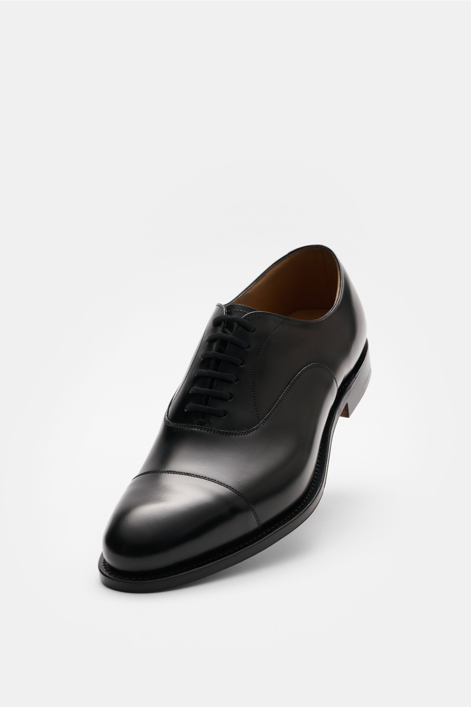 Front-side view of Church's Penny Loafer 'Maesteg' schwarz in polished smooth black leather with sleek silhouette and leather sole.