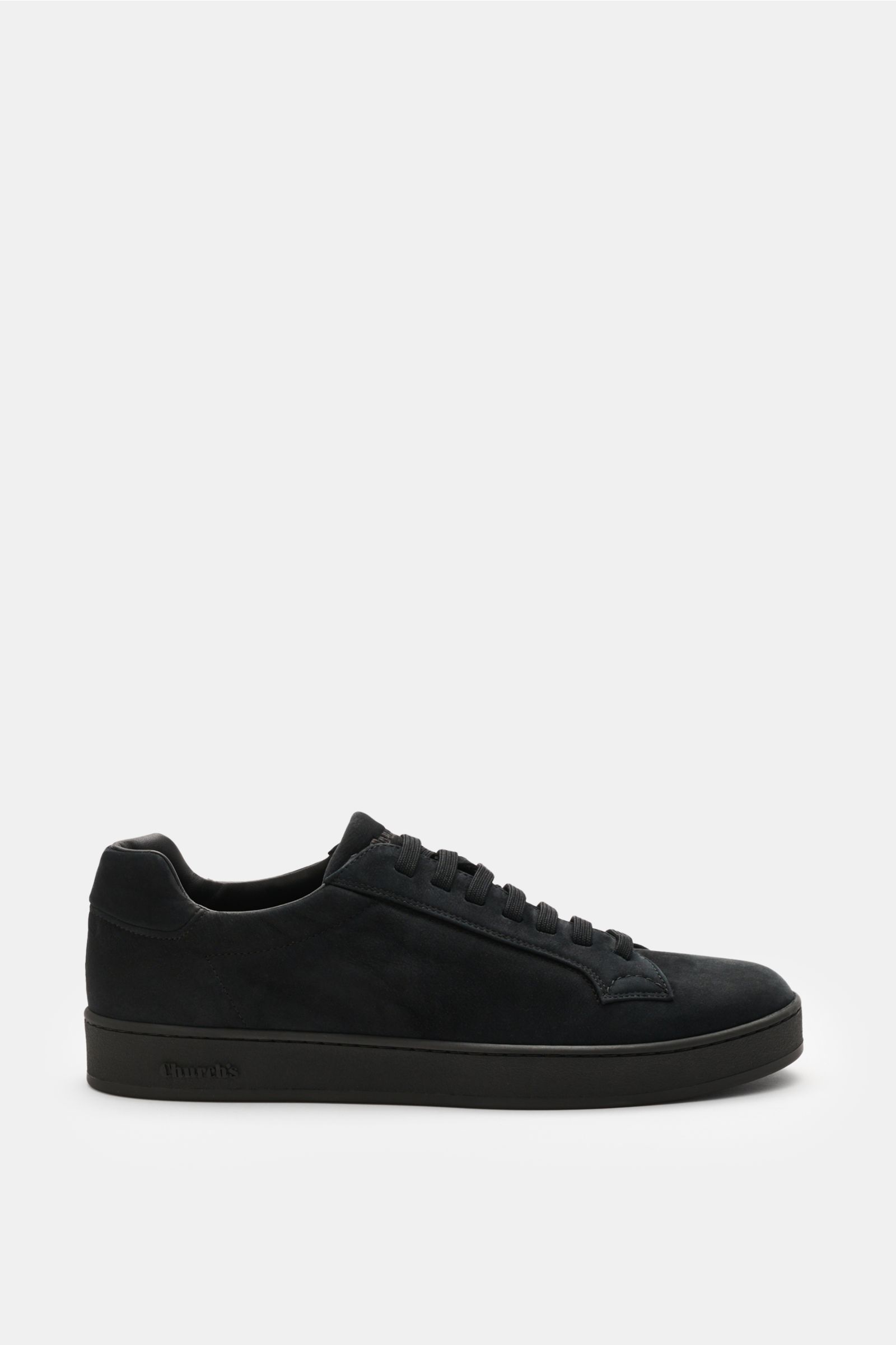 Church's Sneaker 'Ludlow' schwarz side view, sleek black slip-on sneaker in smooth Nappa leather with elastic seven-eyelet lacing, padded collar, logo on tongue, leather lining, and rubber sole. Mit diesem schlichten Slip-on-Sneaker aus feinstem Nappalede