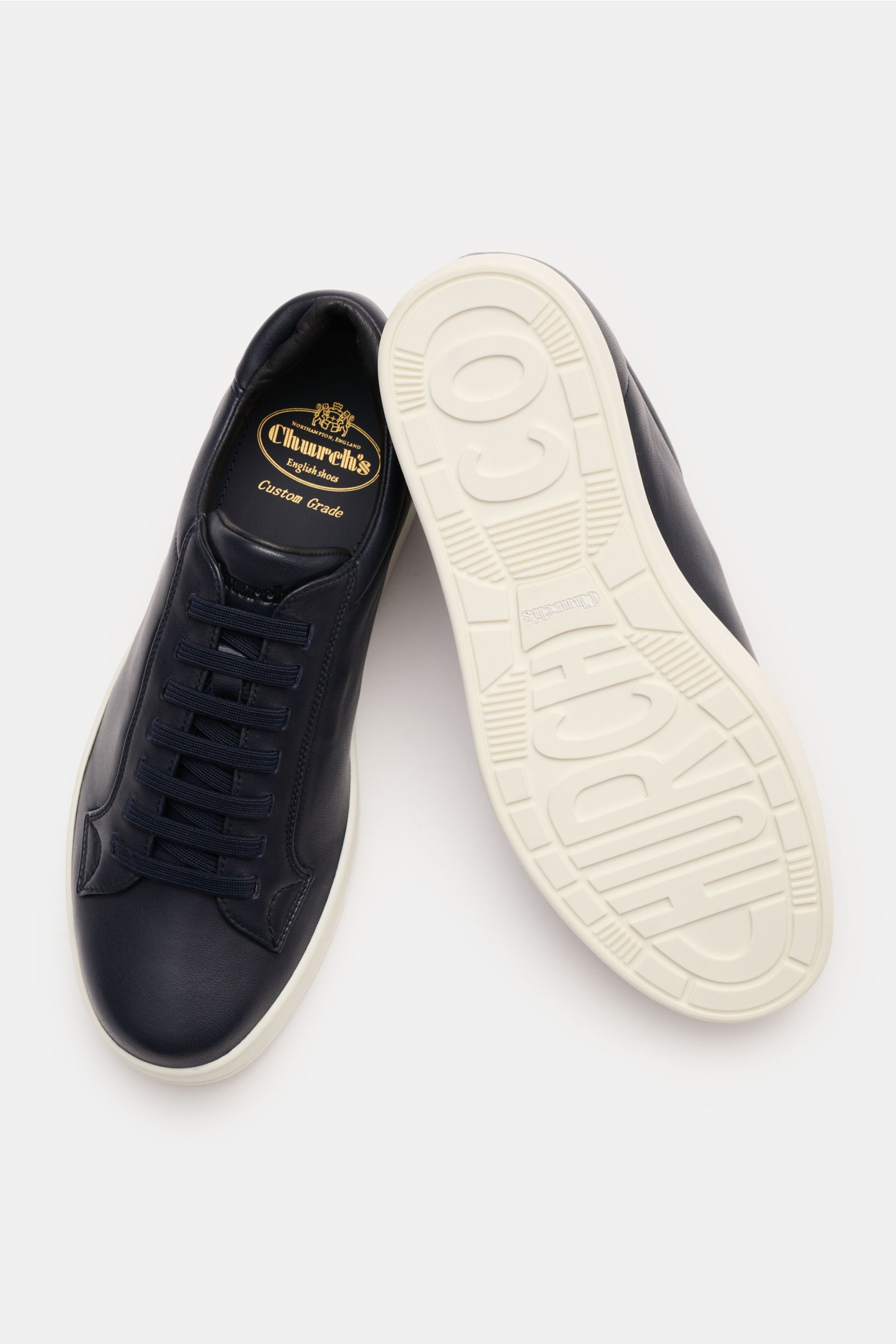 Church's Sneaker 'Ludlow' navy aus geschmeidigem Nappaleder, schmal zulaufend, elastische Schnürung, gepolsterter Schaftrand, Kautschuksohle, von oben fotografiert.