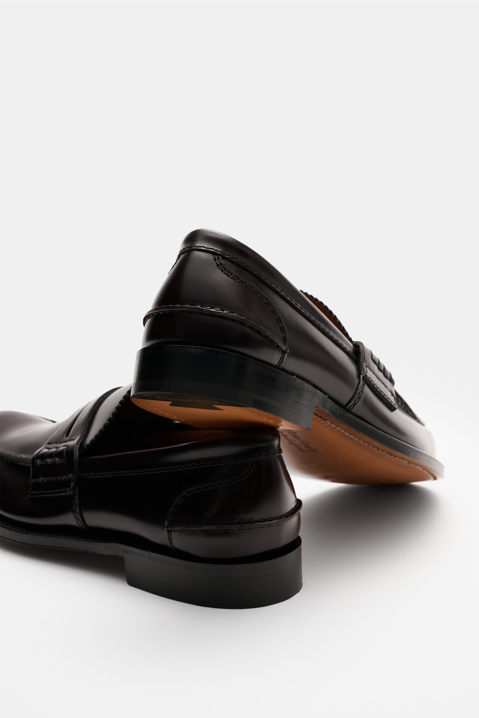 Church's Penny Loafer 'Pembrey' bordeaux aus poliertem Glattleder, seitlich und von hinten fotografiert, mit Ziernähten, Penny-Strap, led. Innenfutter, Ledersohle und kautschukverstärktem Absatz.