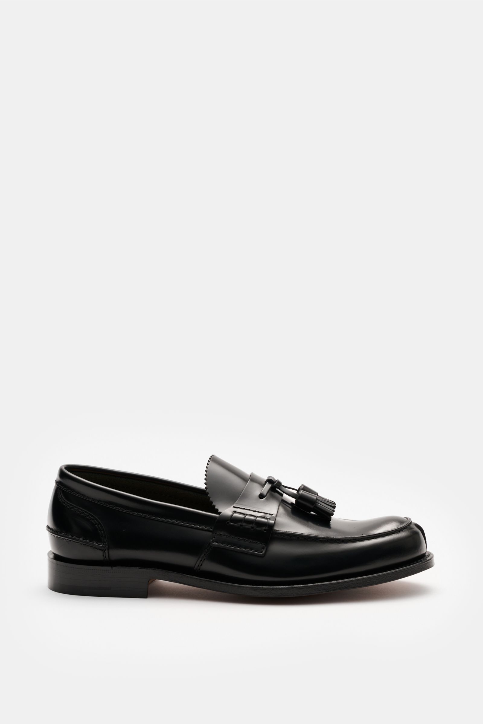 Church's Tassel Loafer 'Tiverton' schwarz, seitlich fotografiert, poliertes Glattleder, Ziernähte, typische Tassels, schmale Silhouette, ledernes Innenfutter, Goodyear-welted, Ledersohle mit kautschukverstärktem Absatz.
