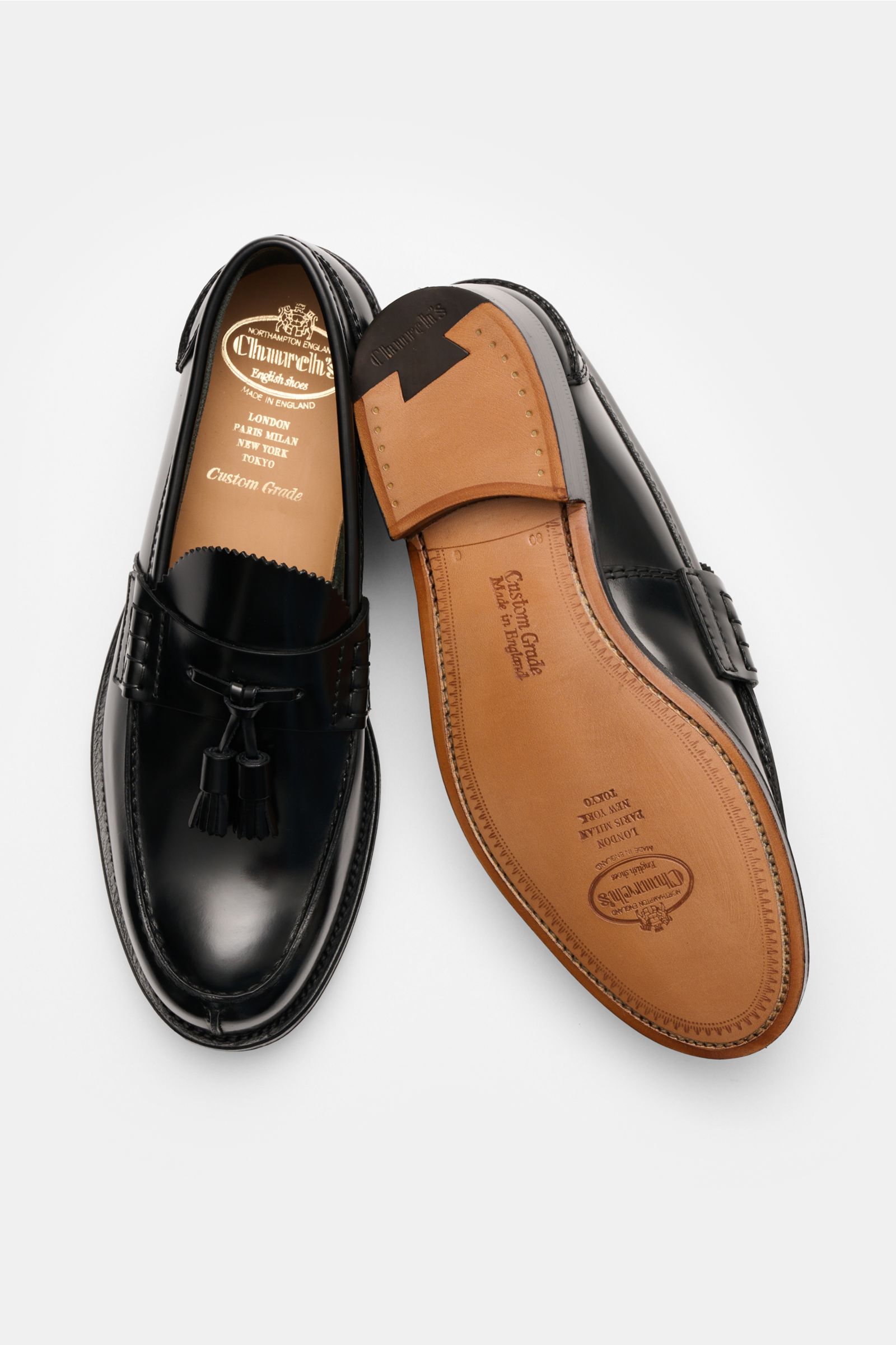 Church's Tassel Loafer 'Tiverton' schwarz aus poliertem Glattleder, Ziernähten, Tassels, Goodyear-welted, Lederlaufsohle, von oben fotografiert.