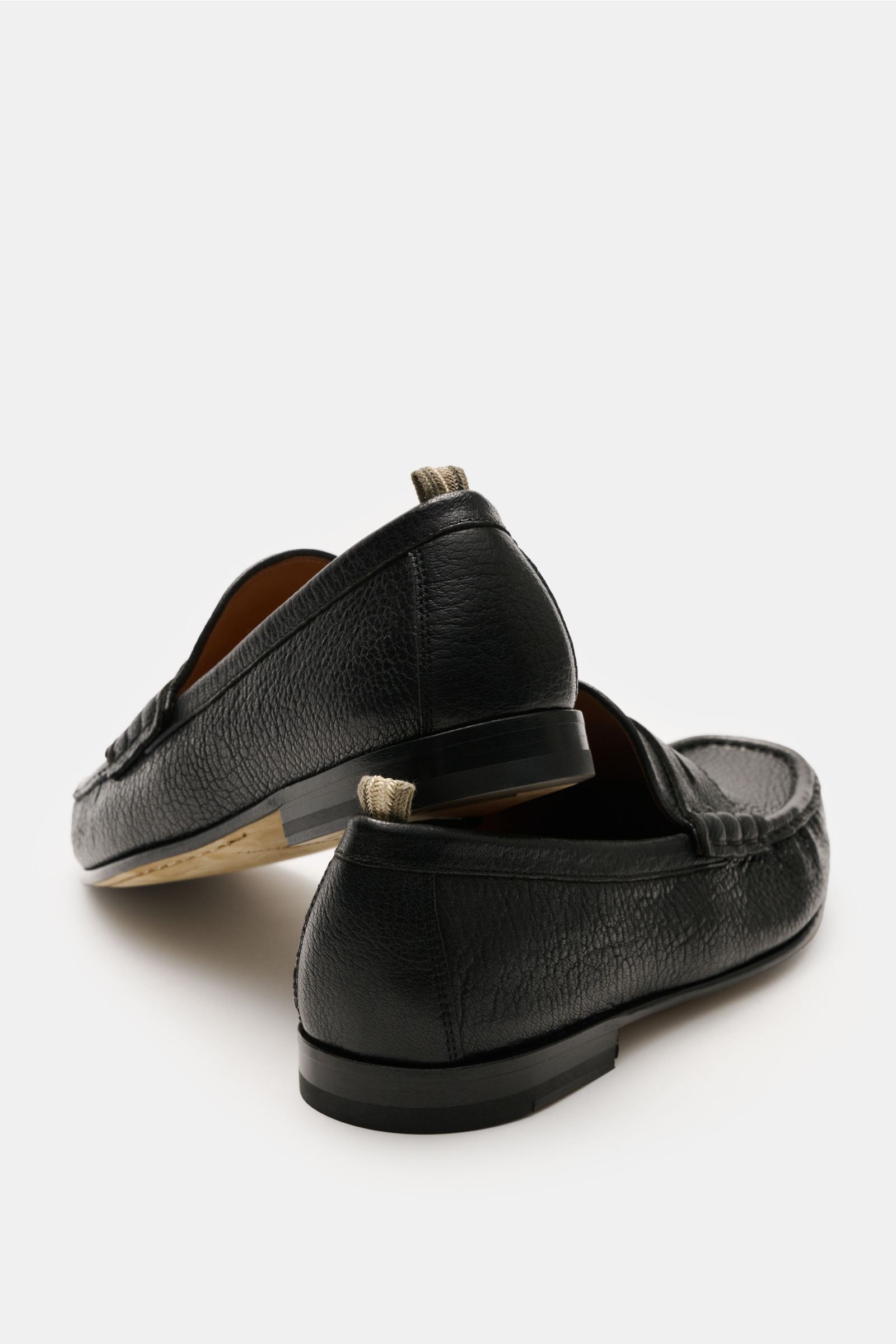 Officine Creative Penny Loafer 'Balfron' schwarz aus geschmeidigem Hirschleder, schmal zulaufend, mit Penny Strap und Ziernaht, Rückansicht.