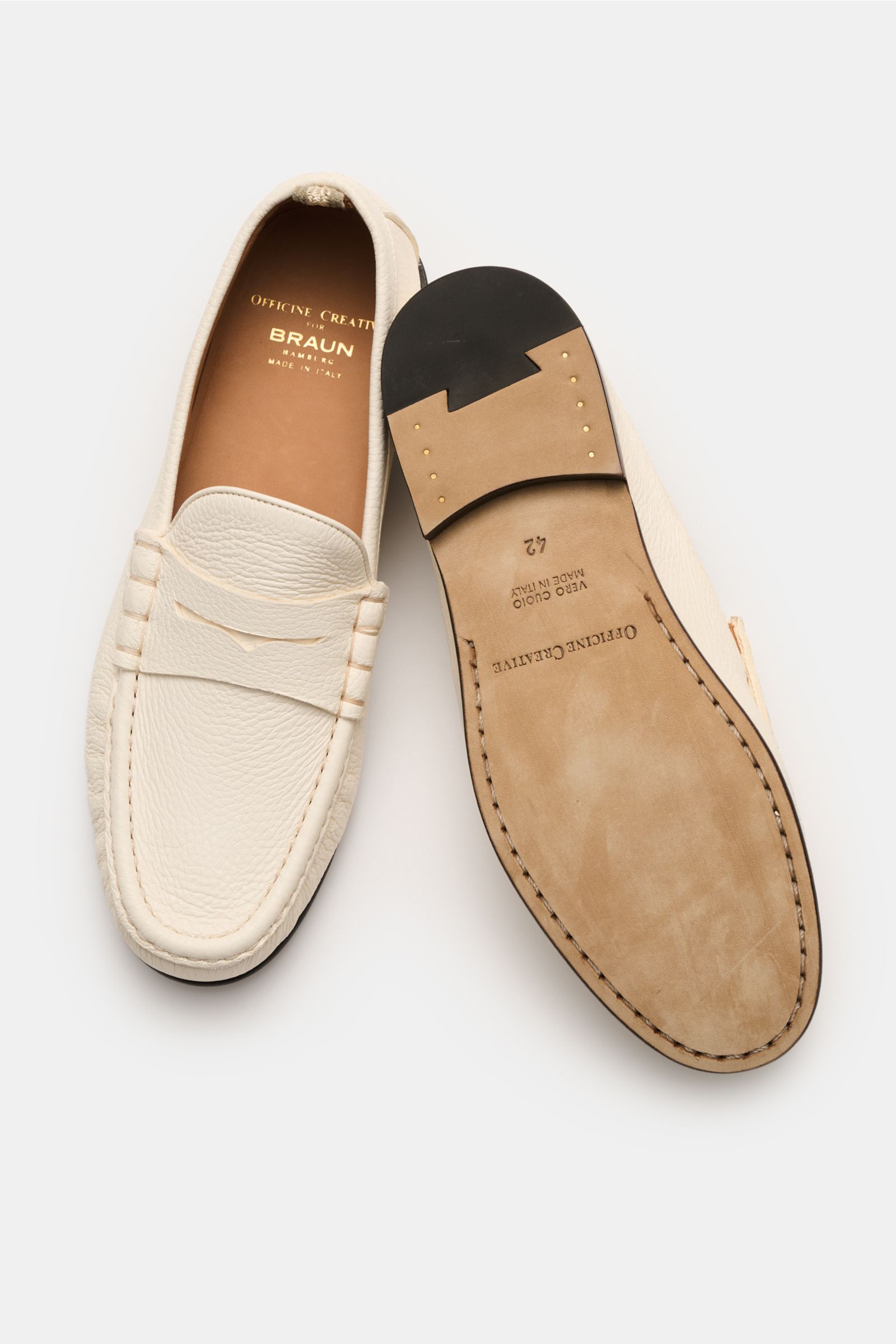 Officine Creative Penny Loafer 'Balfron' creme aus geschmeidigem Hirschleder, von oben und Sohle gezeigt, mit Penny Strap, Ziernaht, Lederfutter und Ledersohle.