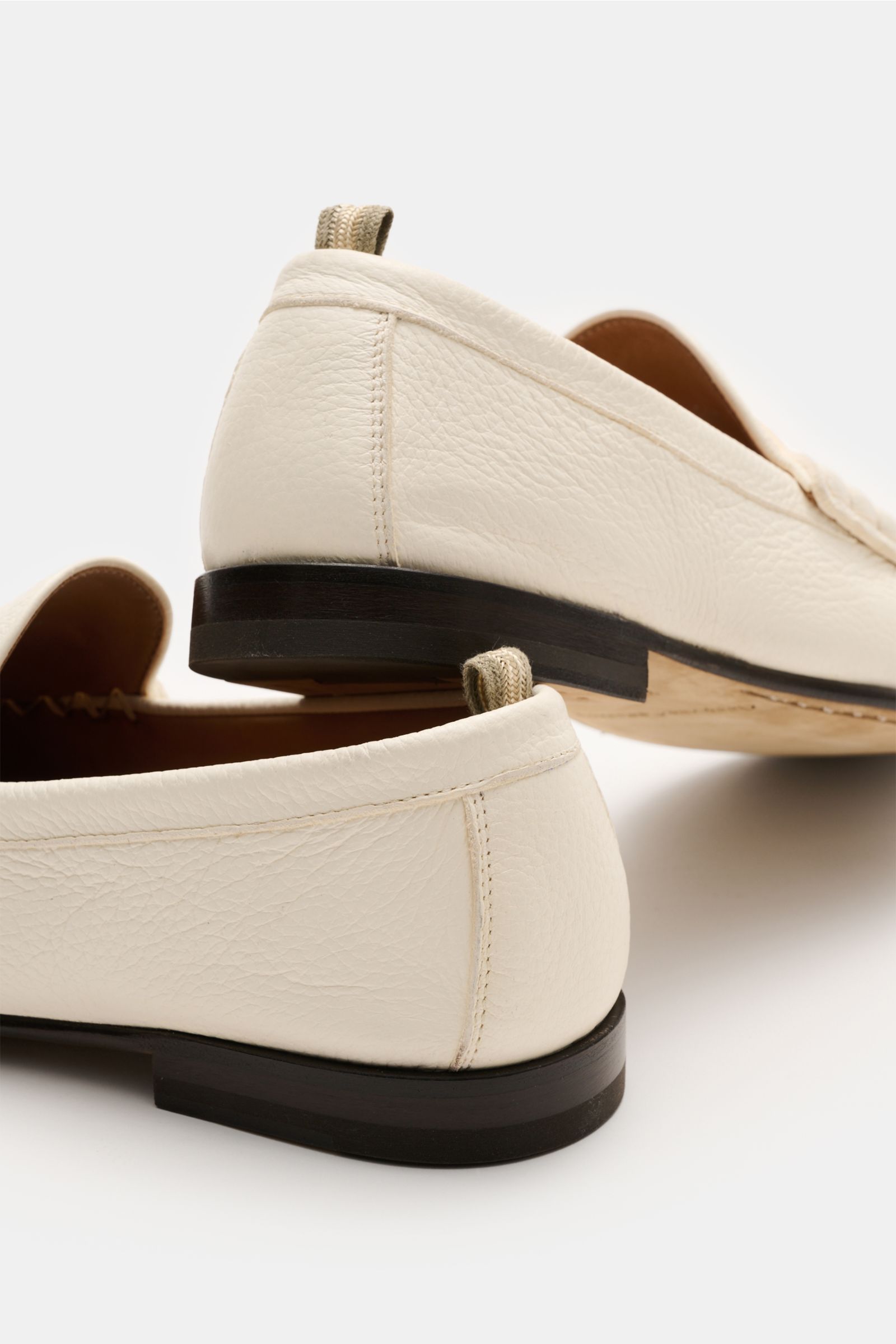 Officine Creative Penny Loafer 'Balfron' creme aus geschmeidigem Hirschleder, schmal zulaufend, mit Penny Strap, Ziernaht, Lederfutter und Ledersohle, Rückansicht.