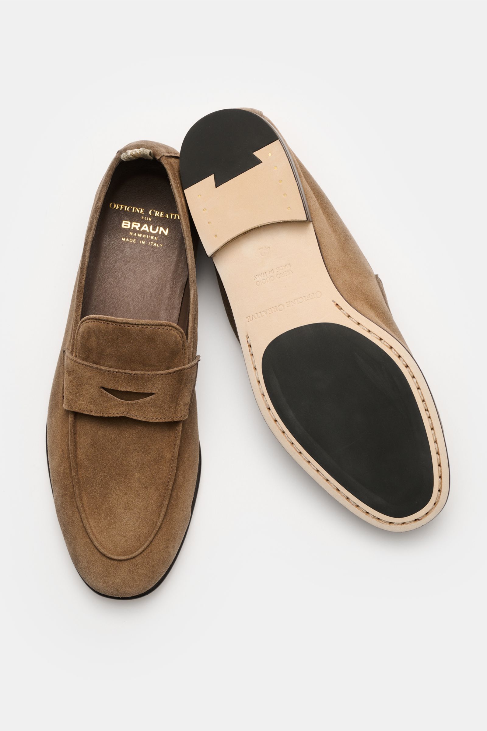 Officine Creative Penny Loafer 'Oliver' braun, aus edlem Veloursleder, schmal zulaufend, mit Penny-Strap, Ziernaht, Lederfutter, durchgenähter Ledersohle, Vorder- und Unteransicht.