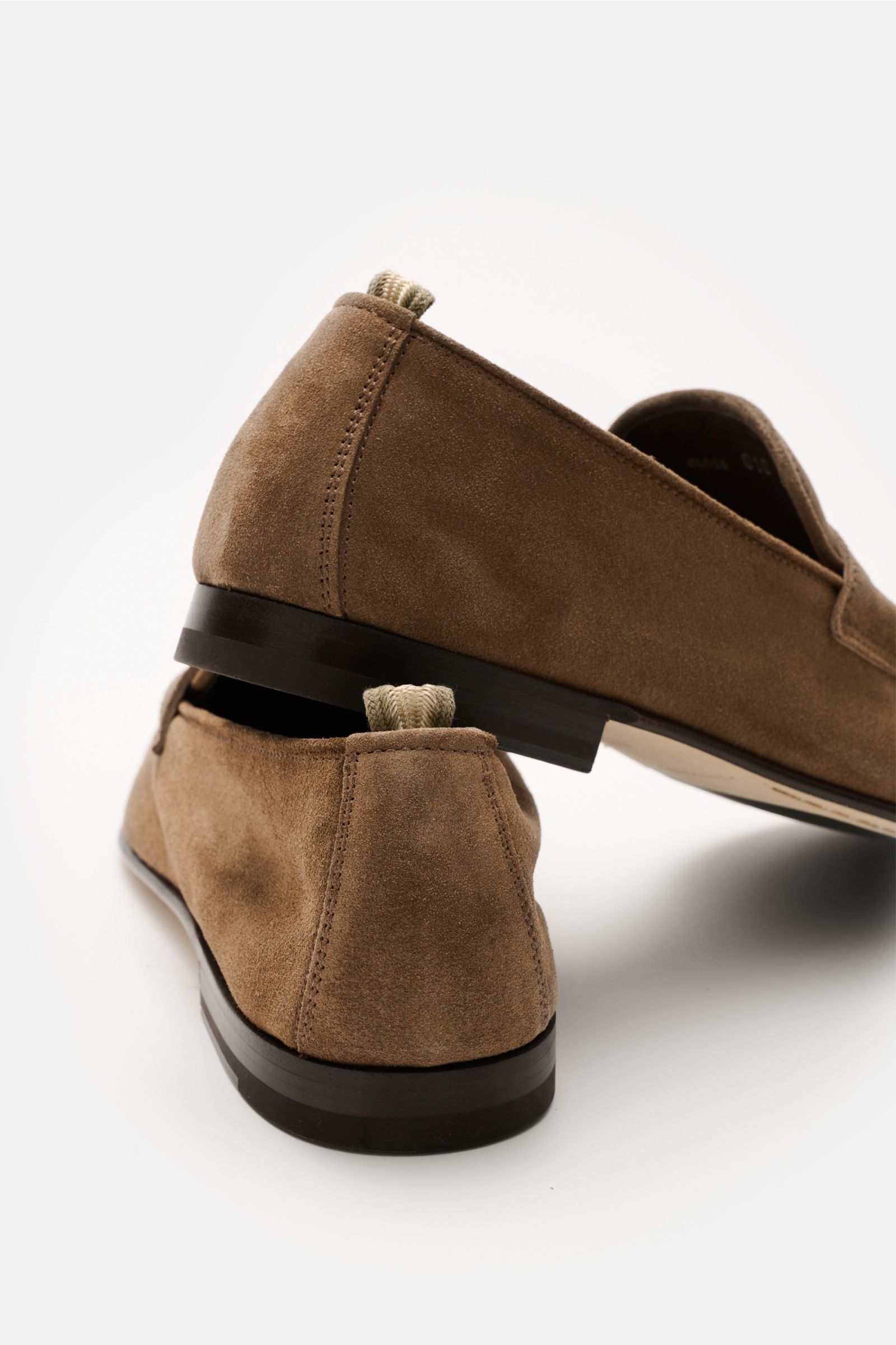 Officine Creative Penny Loafer 'Oliver' braun aus edlem Veloursleder, schmale Silhouette, Penny-Strap, Ziernaht, ledernes Innenfutter, durchgenähte Ledersohle, Rückansicht im Detail.