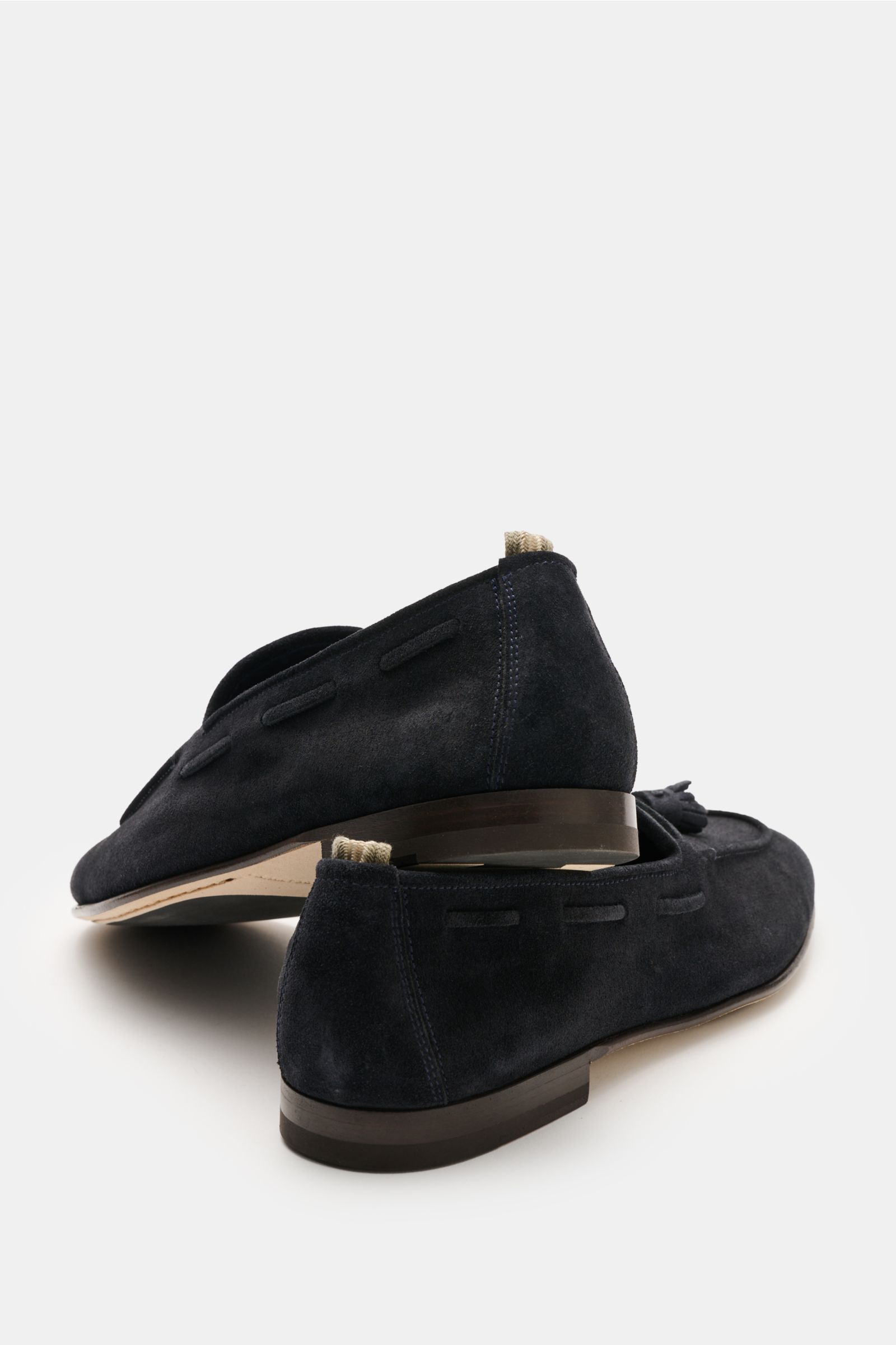 Officine Creative Tassel Loafer 'Oliver' navy aus edlem Veloursleder, schmal zulaufend, mit Tassels, Ziernaht, Lederfutter, Lederlaufsohle, seitlich hinten fotografiert.