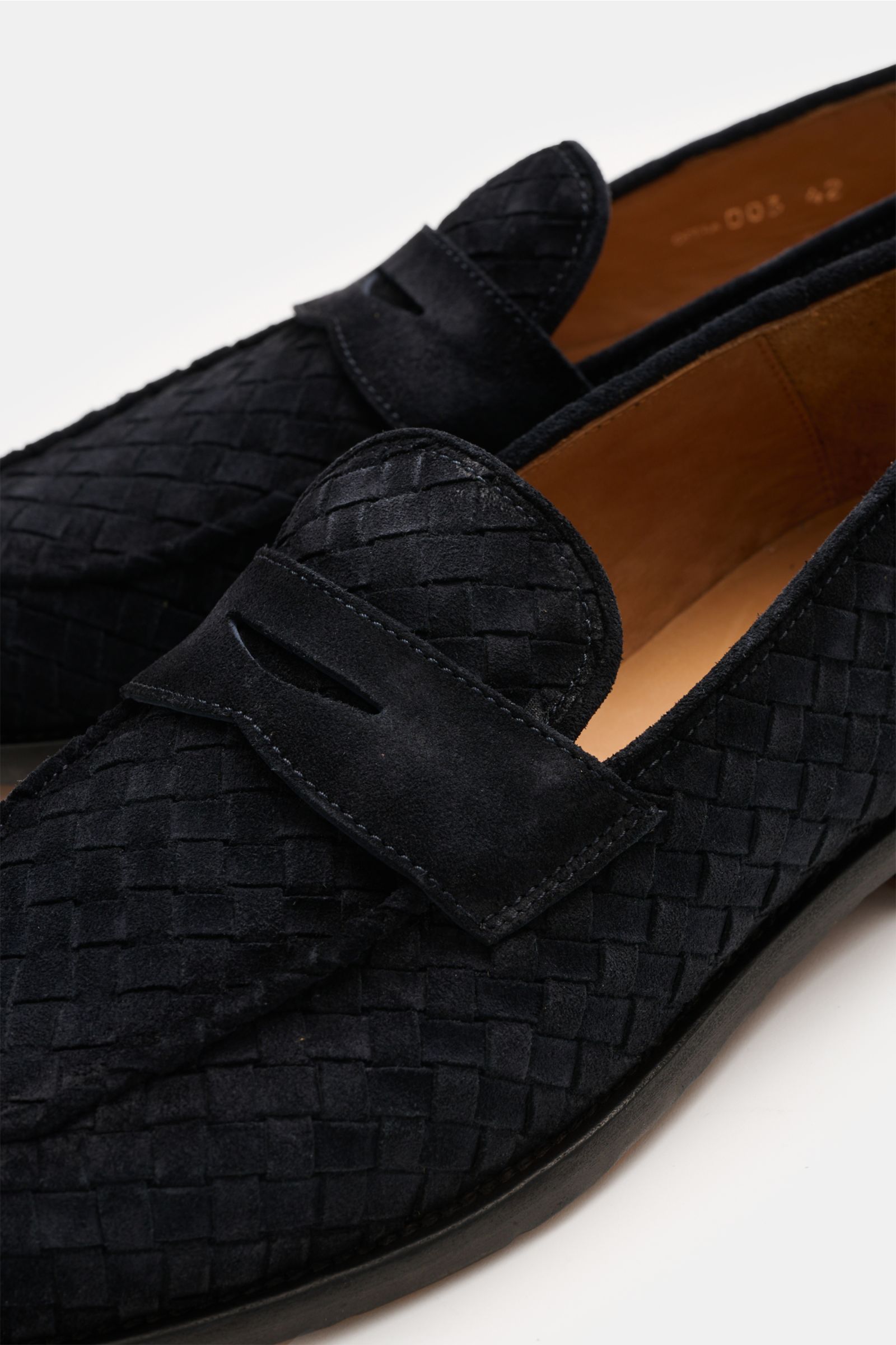 Close-up front-side view of Officine Creative Penny Loafer 'Opera' dark navy in woven velour leather with classic penny strap and leather lining.

Description: Stilvoll Schritt halten können Sie mit dem Veloursleder-Loafer 'Opera' von OFFICINE CREATIVE