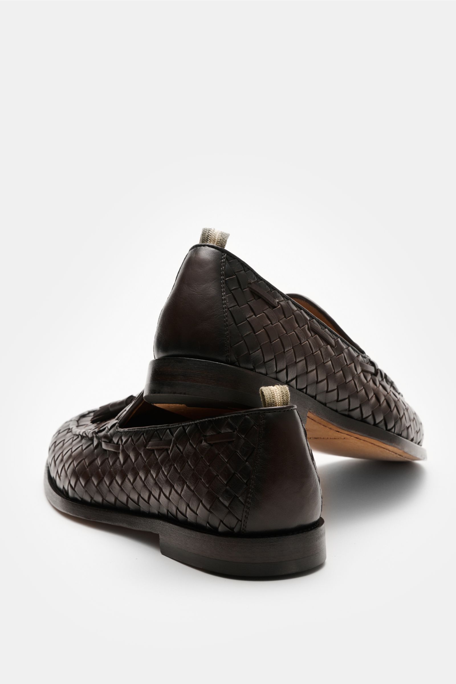 Officine Creative Tassel Loafer 'Opera' dunkelbraun mit geflochtenem Leder, Penny-Strap, Ziernaht, schmal zulaufend, seitlich und von hinten fotografiert.