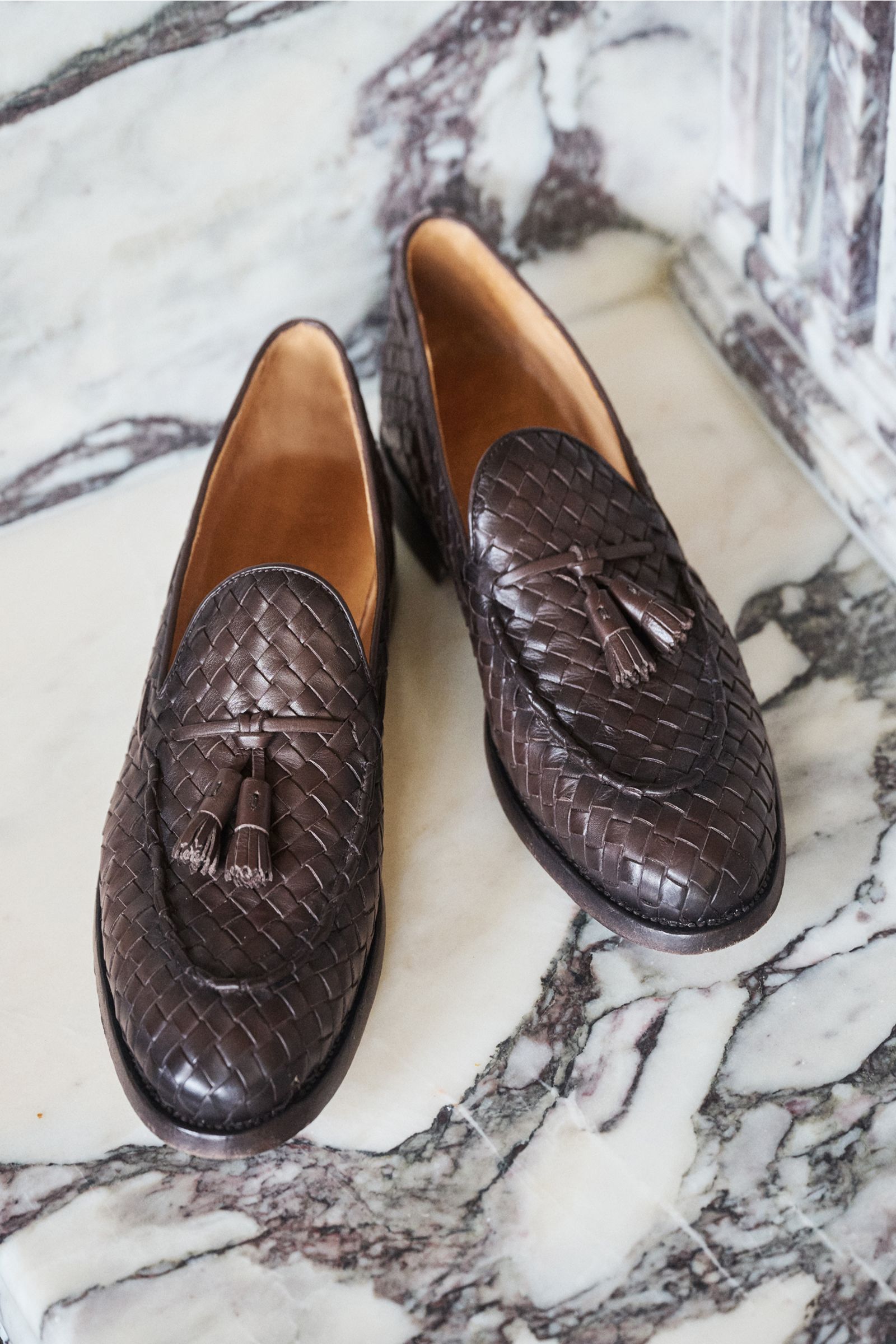 Officine Creative Tassel Loafer 'Opera' dunkelbraun aus geflochtenem Leder mit Tassels, Penny-Strap und schmaler Silhouette, Draufsicht.