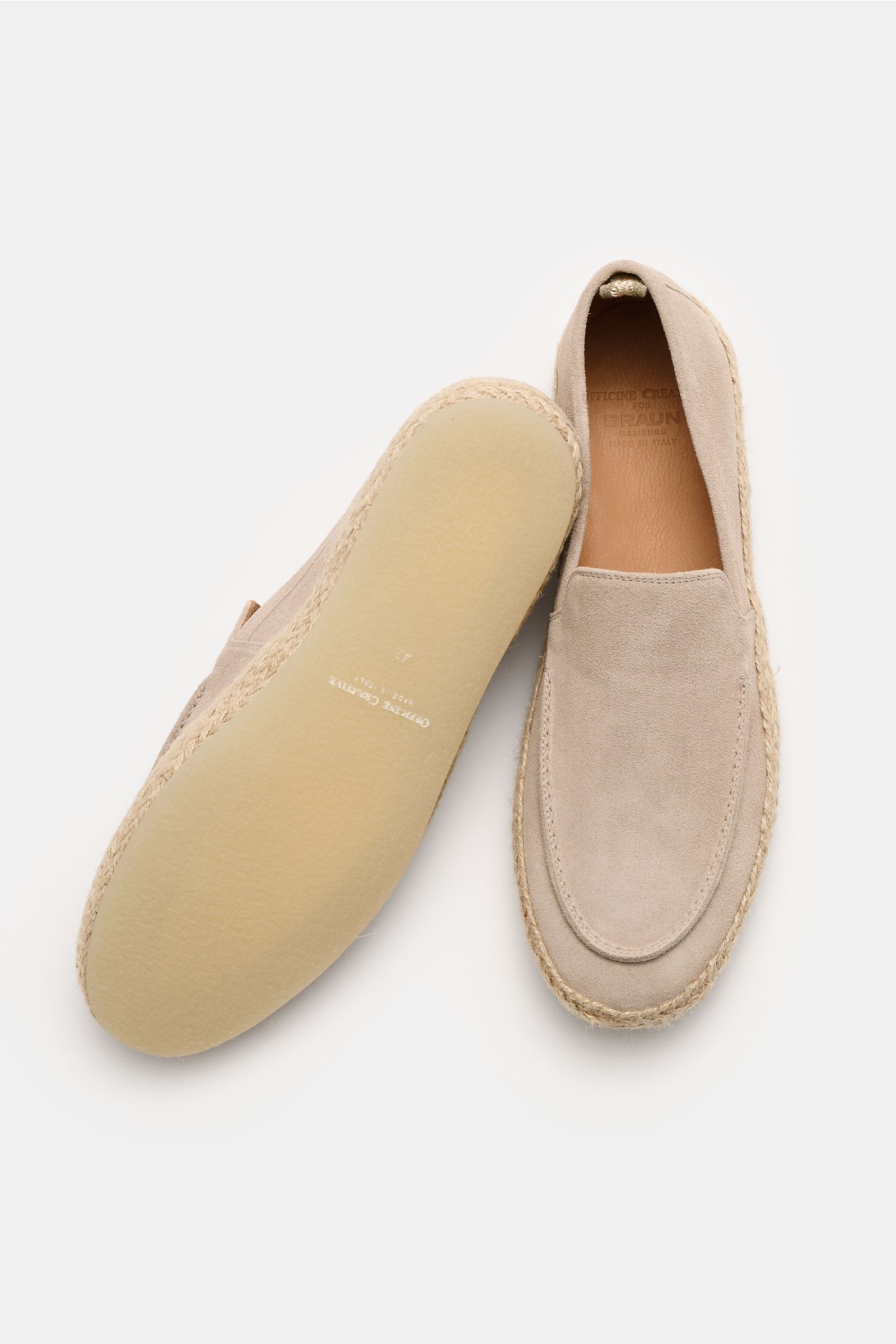 Officine Creative Espadrilles 'Bowline 003' beige shown from top and sole view, made of soft beige velour leather with braided bast trim.

Description:
Genießen Sie warme Tage mit den handgefertigten Espadrilles von OFFICINE CREATIVE aus leichtem, gesc