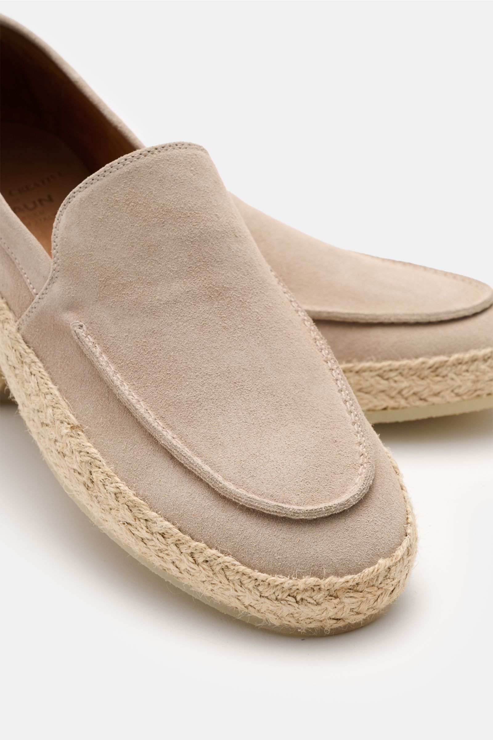 Close-up front-side view of Officine Creative Espadrilles 'Bowline 003' beige with soft velour leather and braided bast sole.

Genießen Sie warme Tage mit den handgefertigten Espadrilles von OFFICINE CREATIVE aus leichtem, geschmeidigem Veloursleder, v