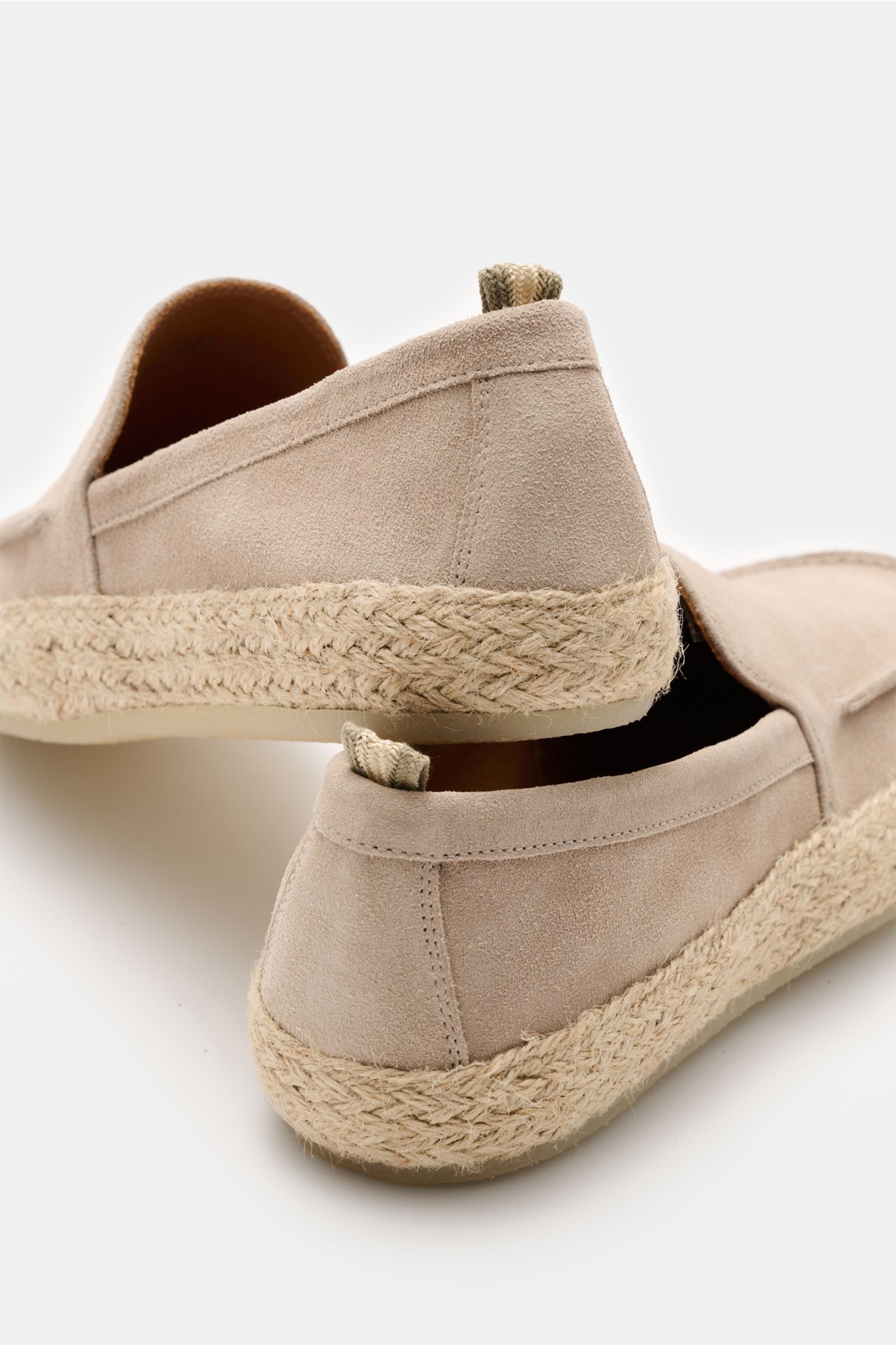 Rear and side view of Officine Creative Espadrilles 'Bowline 003' beige in soft velour leather with braided bast trim and grosgrain pull tab.

Description: Genießen Sie warme Tage mit den handgefertigten Espadrilles von OFFICINE CREATIVE aus leichtem, 