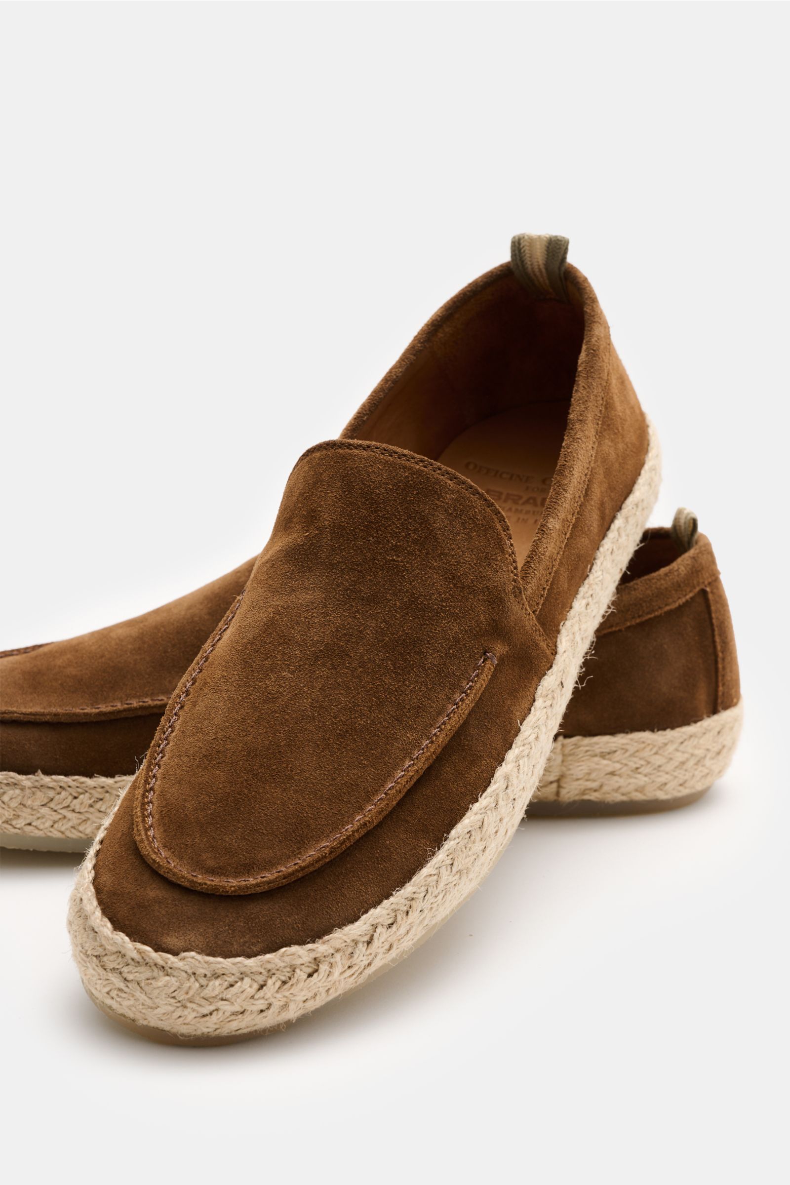 Officine Creative Espadrilles 'Bowline 003' braun shown from a front-side angle, hand-crafted in soft brown velour leather with braided bast trim. 

Description: Genießen Sie warme Tage mit den handgefertigten Espadrilles von OFFICINE CREATIVE aus leic