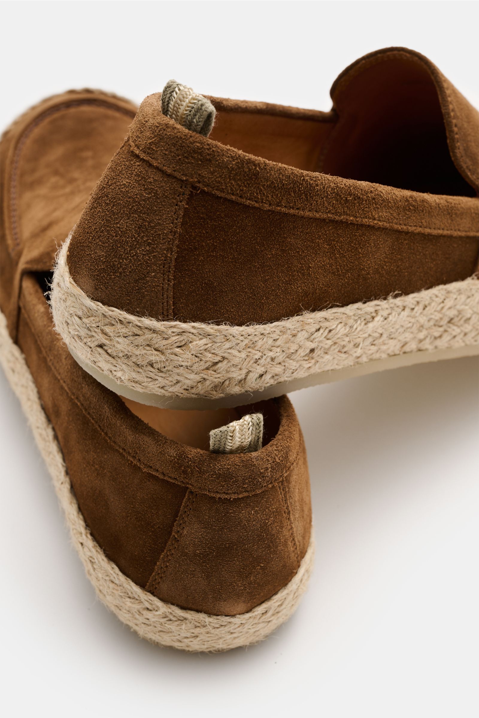 Close-up rear and side view of Officine Creative Espadrilles 'Bowline 003' braun in soft brown suede with braided bast trim and grosgrain pull loop.

Genießen Sie warme Tage mit den handgefertigten Espadrilles von OFFICINE CREATIVE aus leichtem, geschm