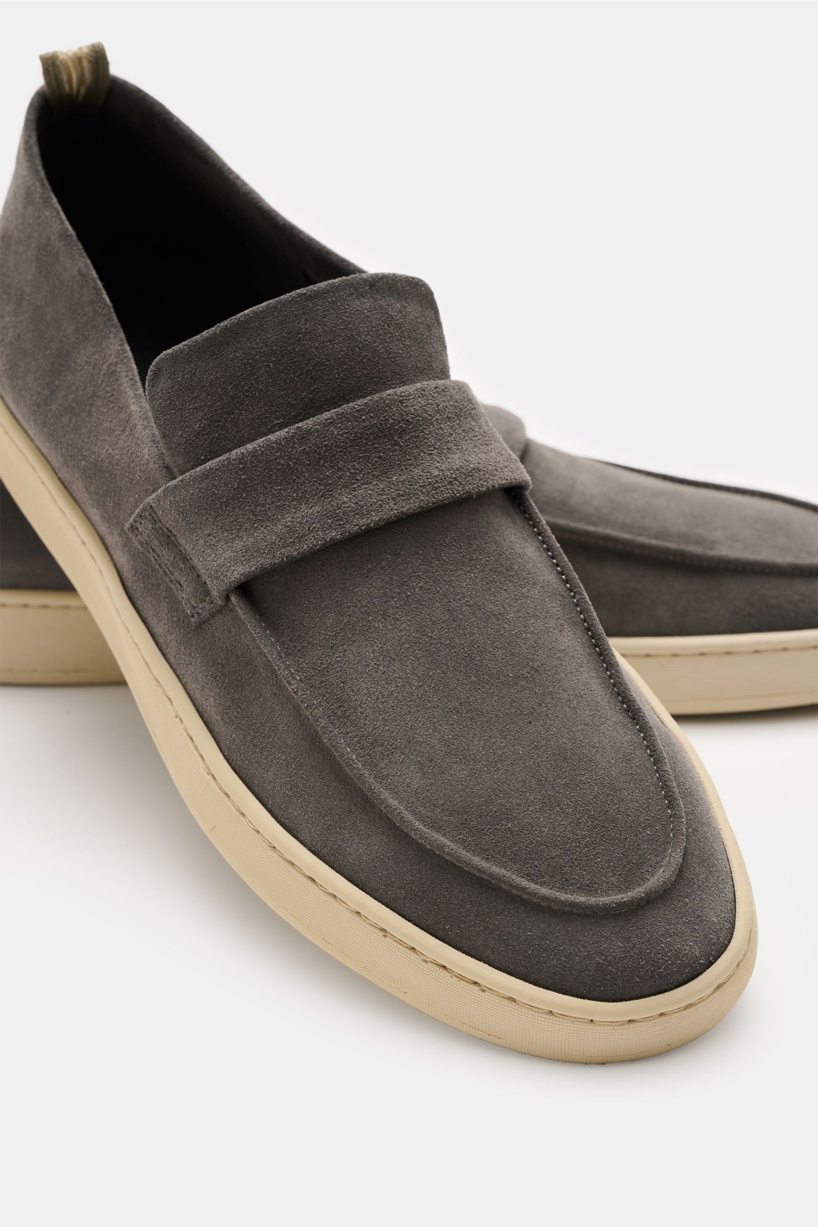 Officine Creative Loafer 'Herbie' grau photographed from a front-side angle, showing smooth grey suede with natural rubber sole. Stilvoll Schritt halten können Sie mit dem Loafer 'Herbie' von OFFICINE CREATIVE. Er ist eine legere Ausführung mit einer Natu