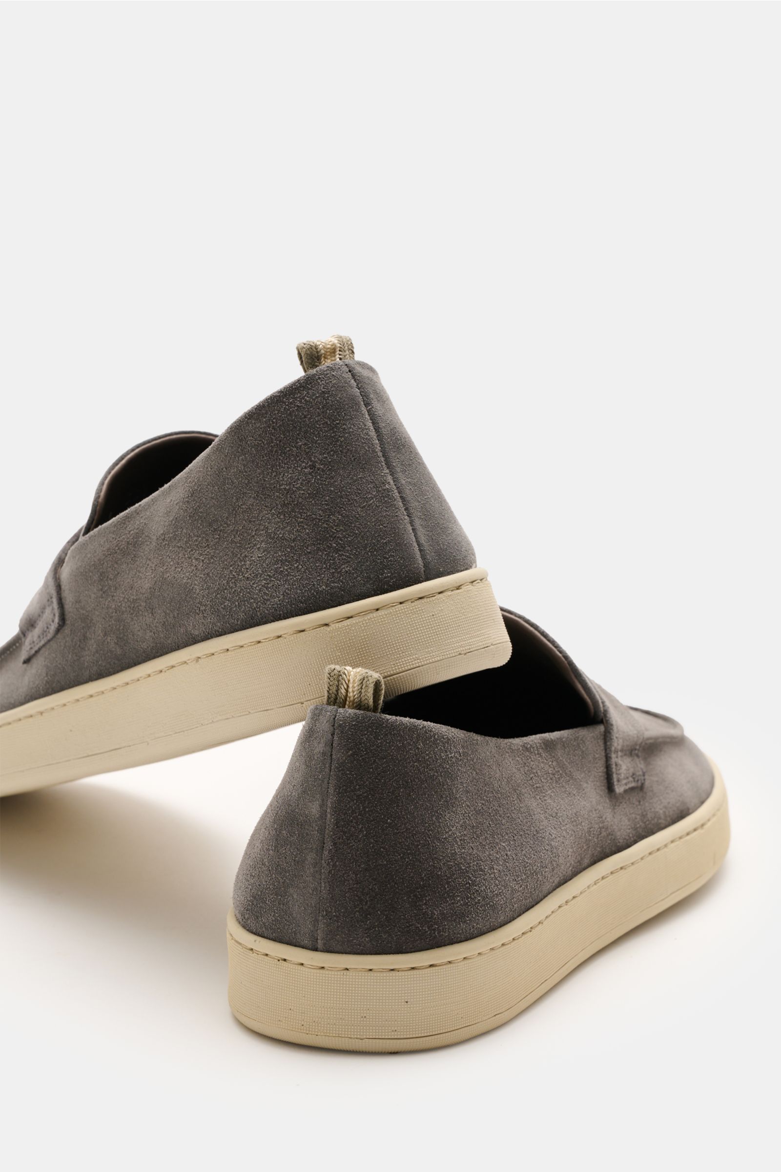 Officine Creative Loafer 'Herbie' grau shown from the rear side angle, made of smooth grey suede with natural rubber sole, soft grip, narrow shape, typical strap, practical pull tab, and flexible rubber sole. Stilvoll Schritt halten können Sie mit dem Loa