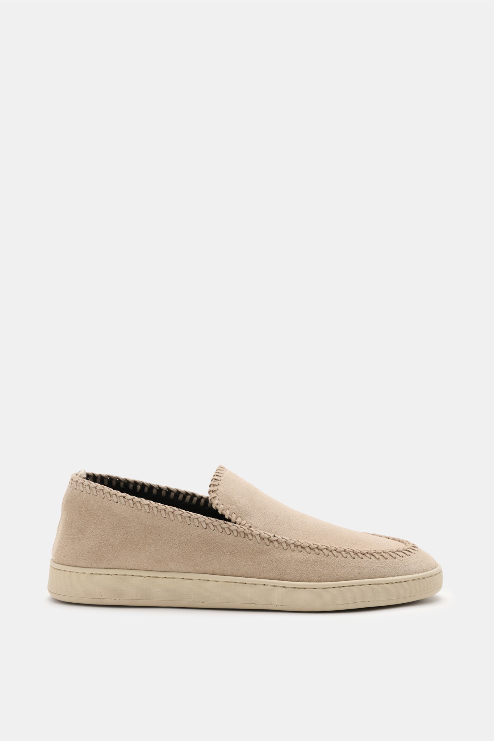 Side view of Officine Creative Slipper 'Herbie' sand in soft veloursleder with natural rubber sole and leather weaving detailing.

Description: Edle Materialien wie Naturkautschuk und Veloursleder verleihen dem OFFICINE CREATIVE Slipper 'Herbie' seine her