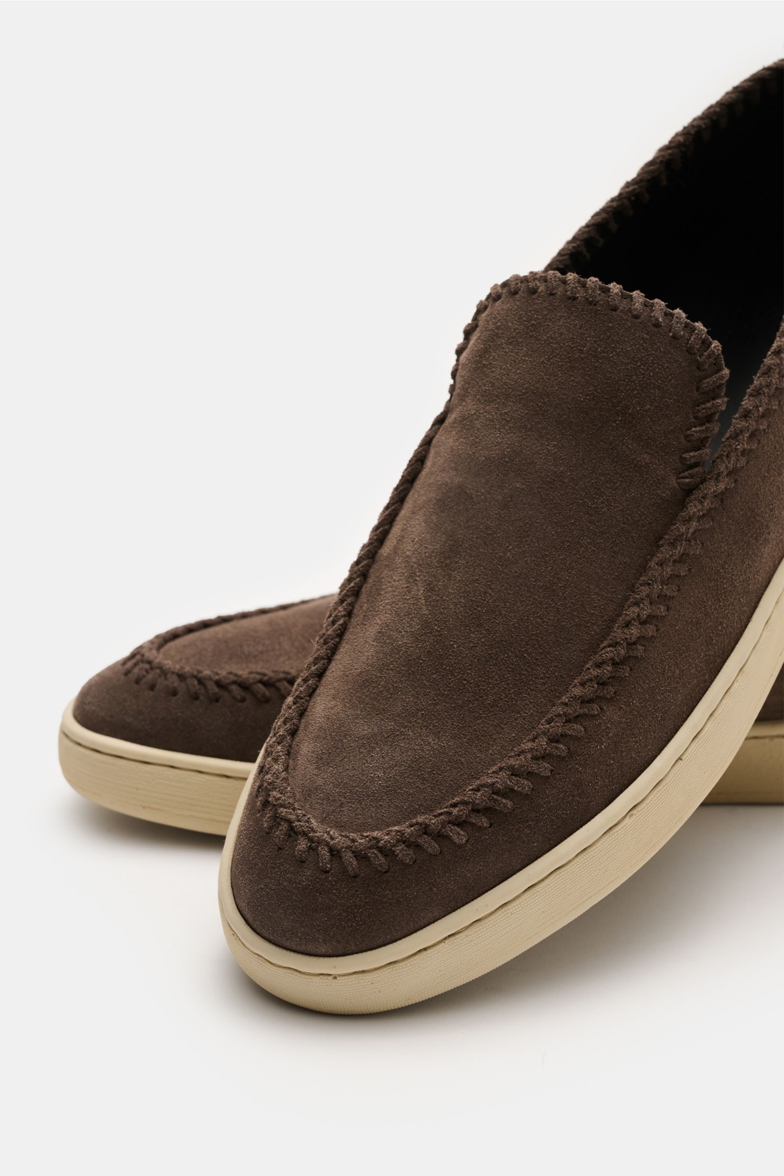 Officine Creative Slipper 'Herbie' graubraun aus Veloursleder mit handgefertigter Umflechtung, Kautschuksohle, schmal zulaufend, seitliche Nahaufnahme.