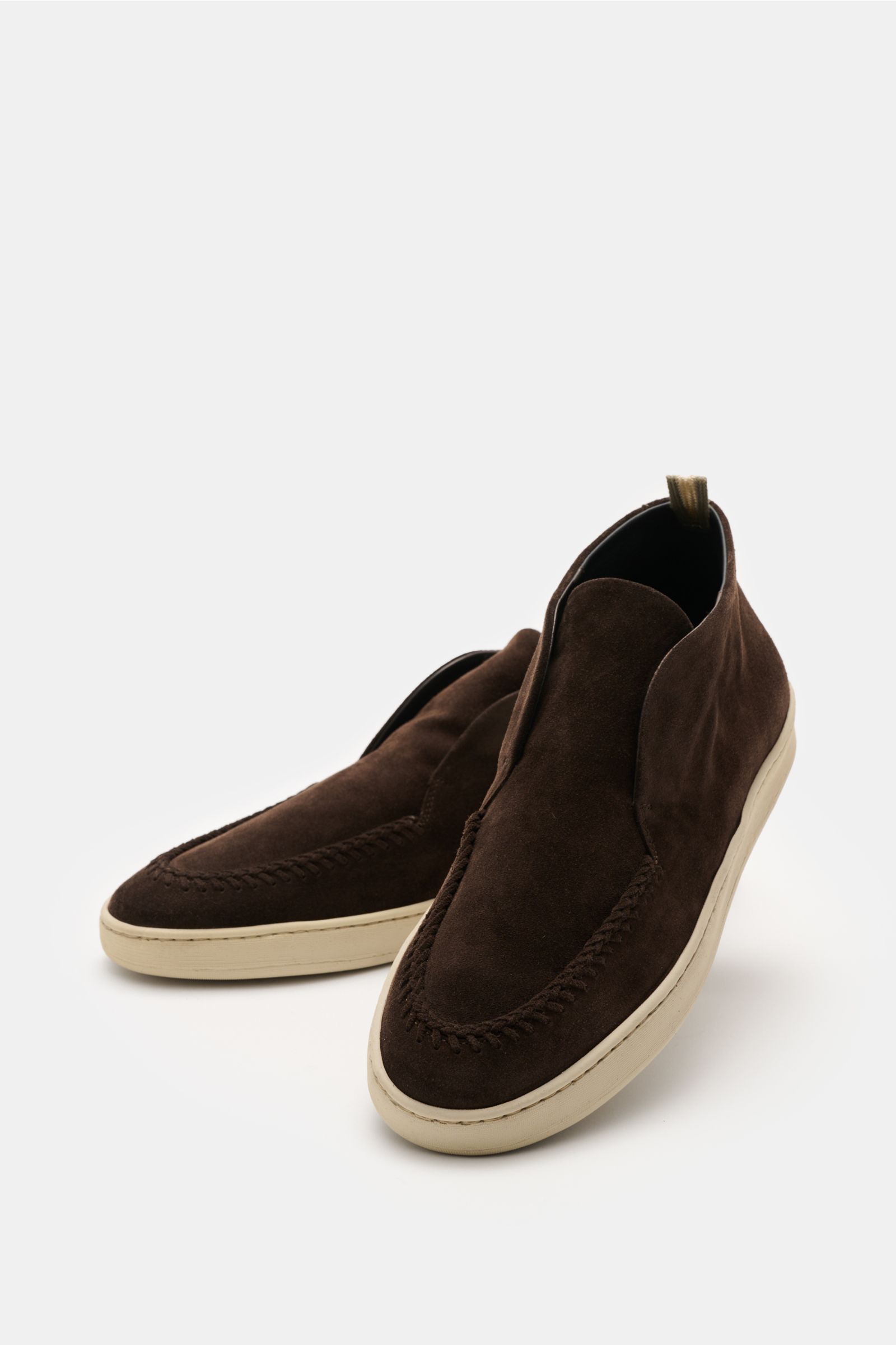 Officine Creative Loafer 'Herbie' dunkelbraun shown from a front-side angle, made of smooth dark brown veloursleder with a slim silhouette, decorative stitching on the toe cap, typical grosgrain loop, leather lining, and flexible rubber sole.