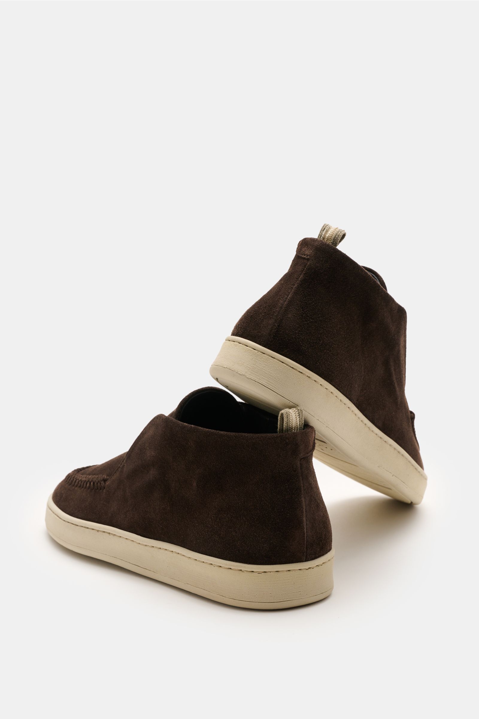 Officine Creative Loafer 'Herbie' dunkelbraun in smooth velour leather, high-top design with slim silhouette, stitched toe cap, and grosgrain loop, shown from rear side angle on flexible rubber sole.