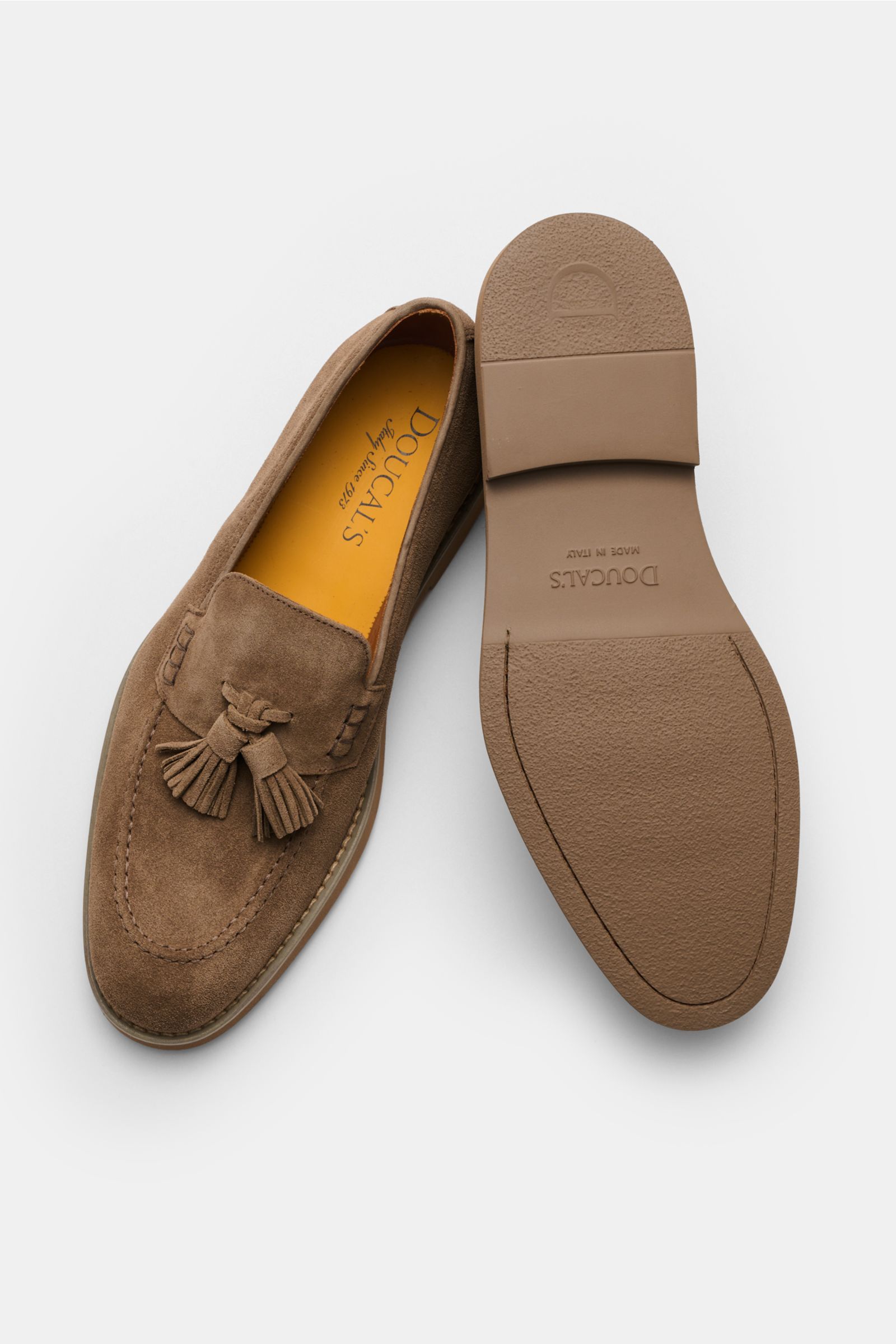 Top-down view of Doucal's Tassel Loafer 'Visone' braun in fine brown suede with tassels, stitched toe cap, leather lining, and flexible rubber sole.
