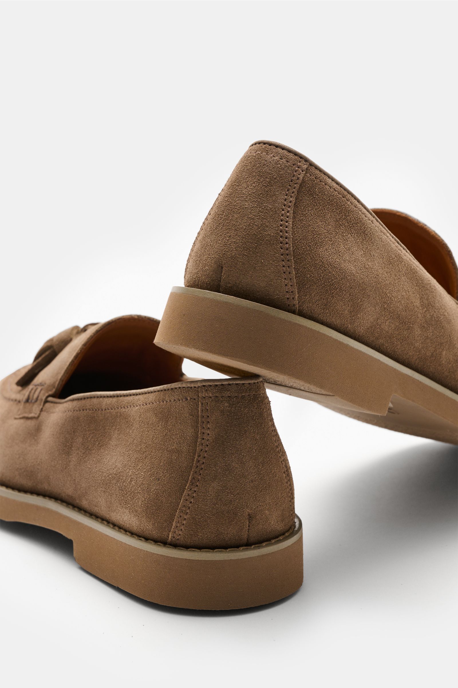 Rear and side view of Doucal's Tassel Loafer 'Visone' braun in fine brown velour leather, featuring a slightly tapered shape, stitched toe cap, typical tassel, leather lining, sewn construction, and flexible rubber sole.