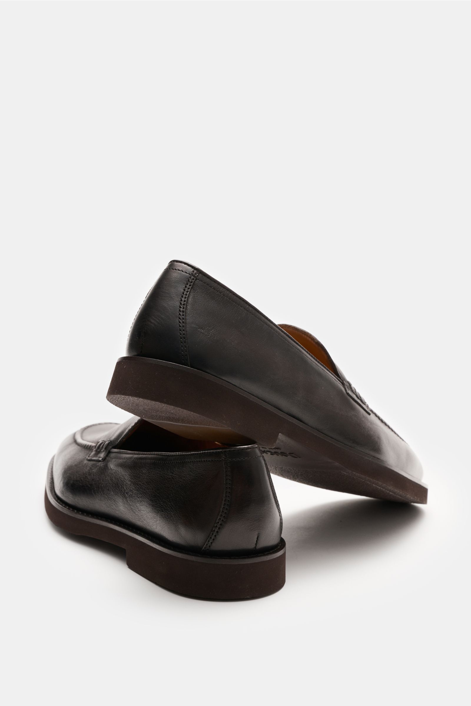 Doucal's Penny Loafer 'Triumph' dunkelbraun aus feinem Glattleder, schmal zulaufend mit Penny Strap, Steppnaht, led. Futter, Kautschuksohle, seitlich fotografiert.