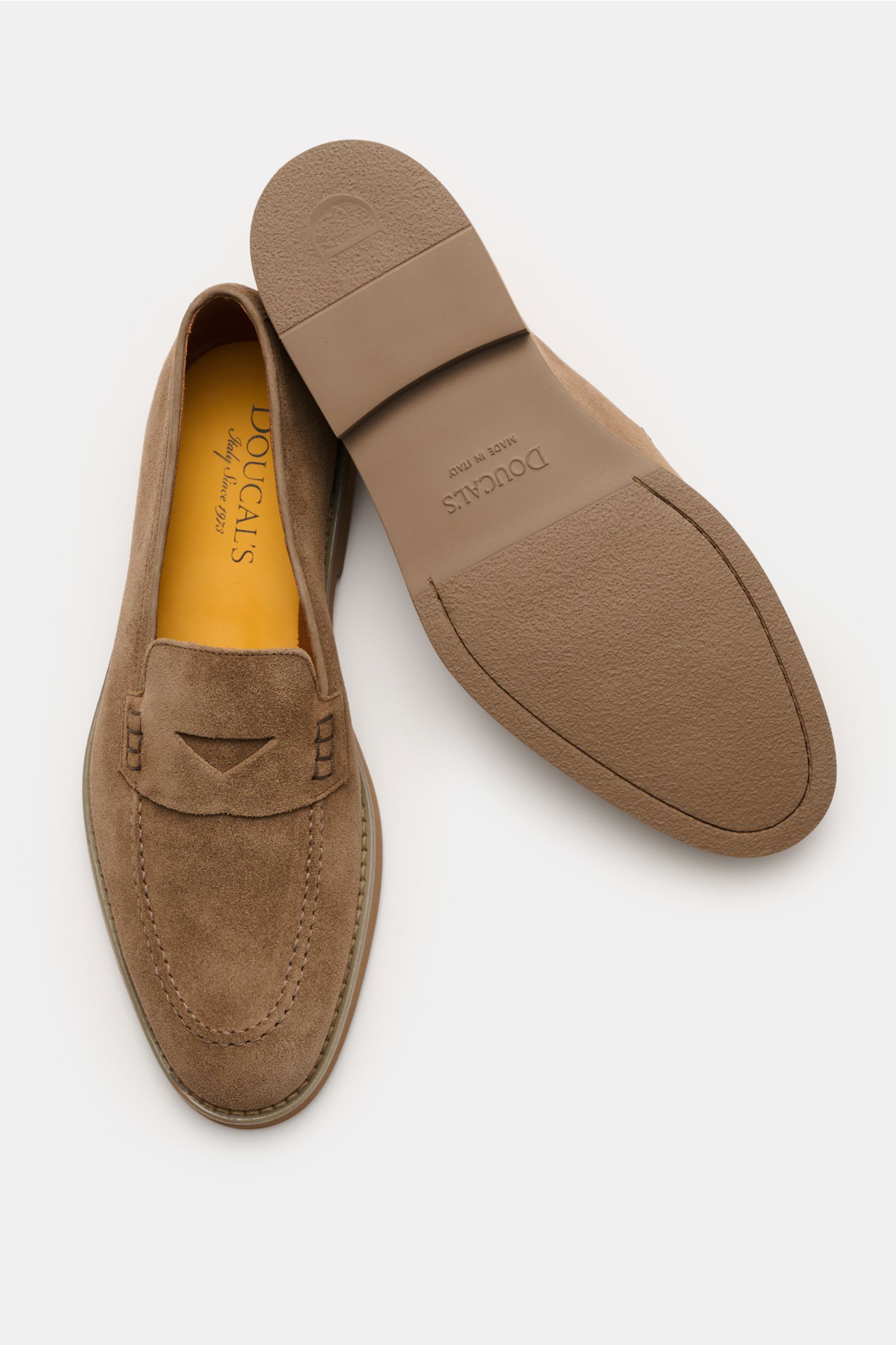 Doucal's Penny Loafer 'Visone' graubraun aus feinem Veloursleder, schmal zulaufend, mit Penny Strap und flexibler Kautschuksohle, Draufsicht.