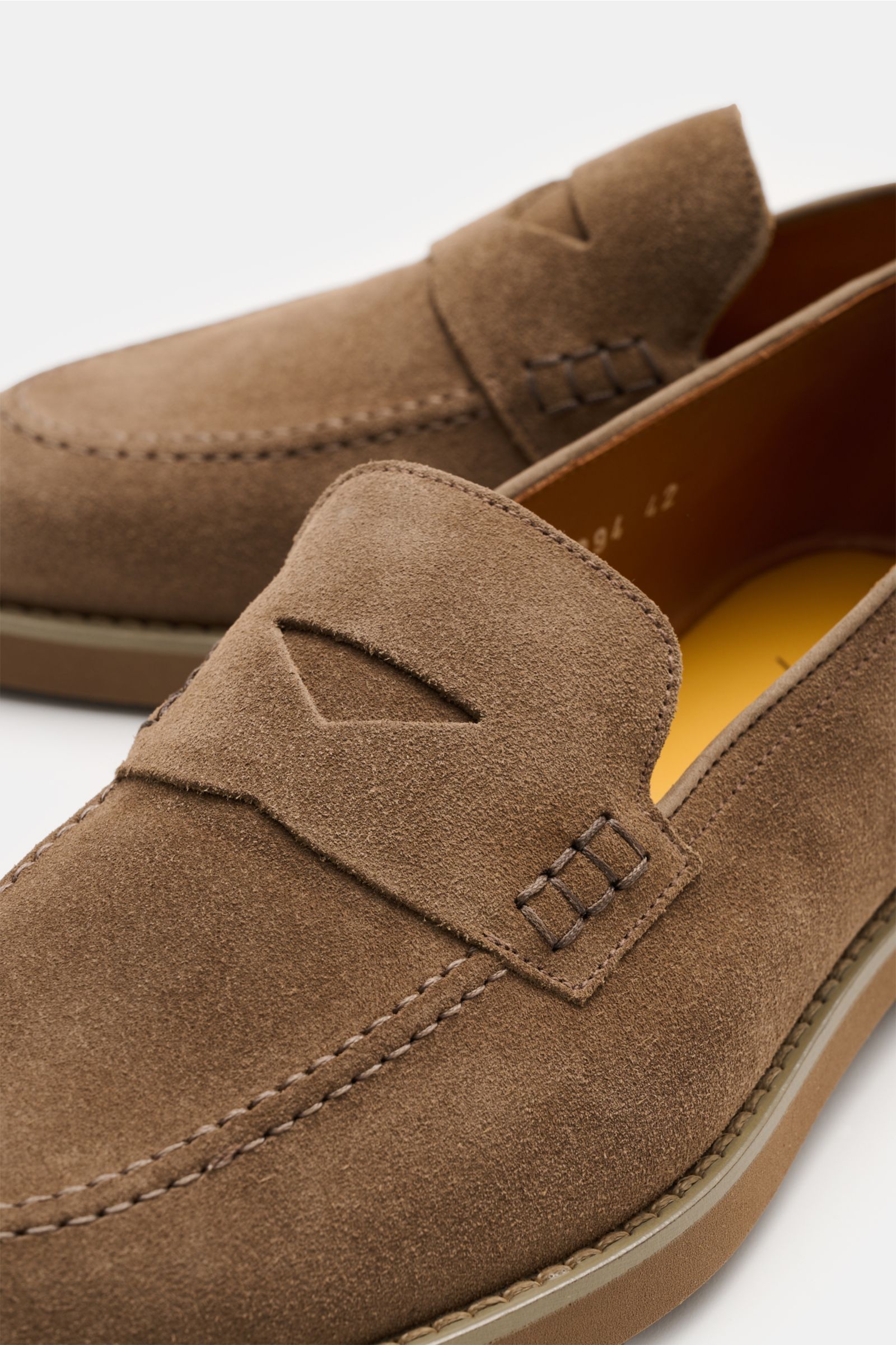 Doucal's Penny Loafer 'Visone' graubraun aus feinem Veloursleder, leicht schmal zulaufend mit Penny Strap, Steppnaht, Lederfutter, Kautschuksohle, Nahaufnahme seitlich oben.