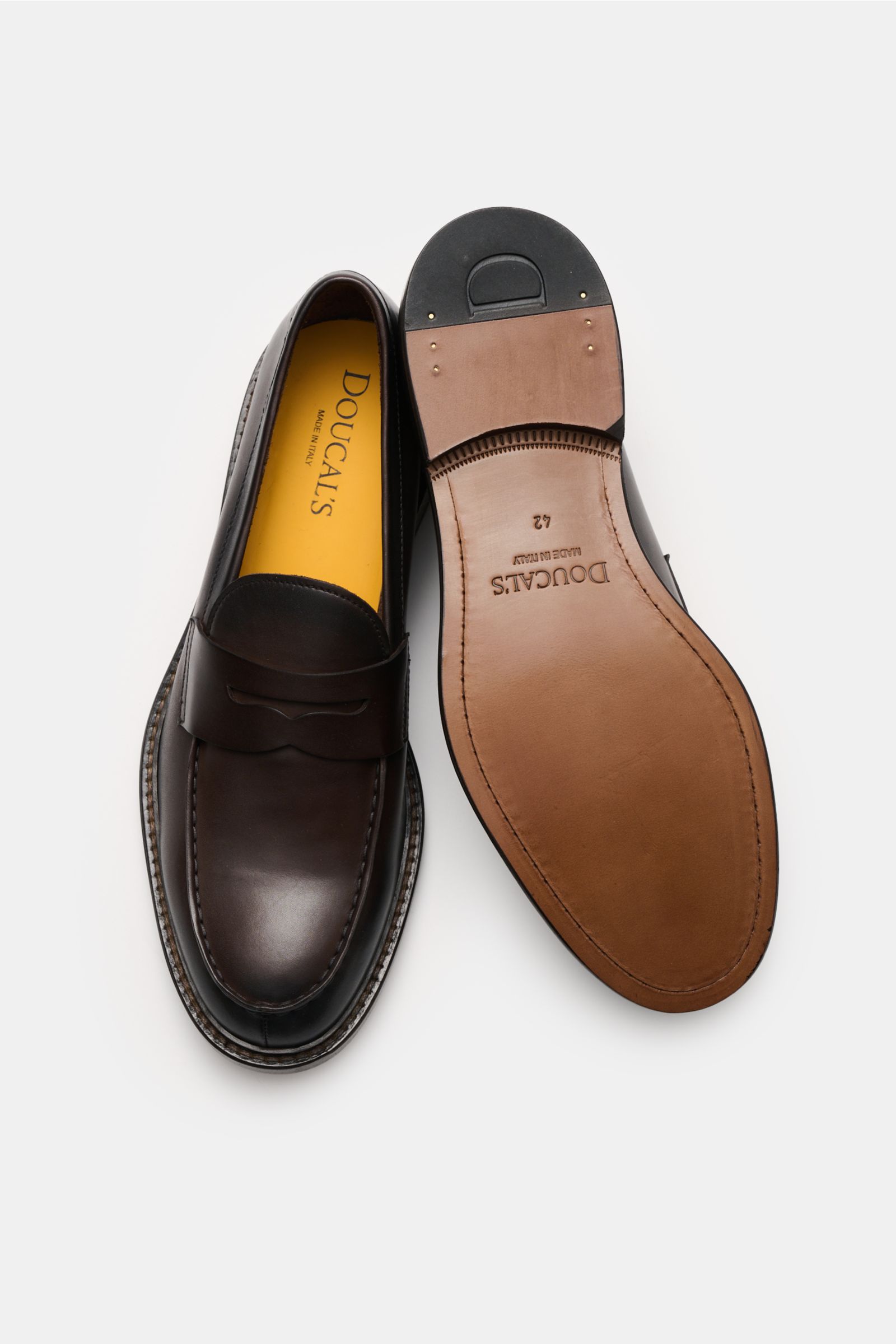 Top-down view of Doucal's Penny Loafer 'Nappato' dunkelbraun in fine smooth leather with slight color gradient, penny strap, stitched toe cap, leather lining, and leather sole. Wer einen klassischen Loafer sucht, liegt bei DOUCAL'S goldrichtig: Das Mod