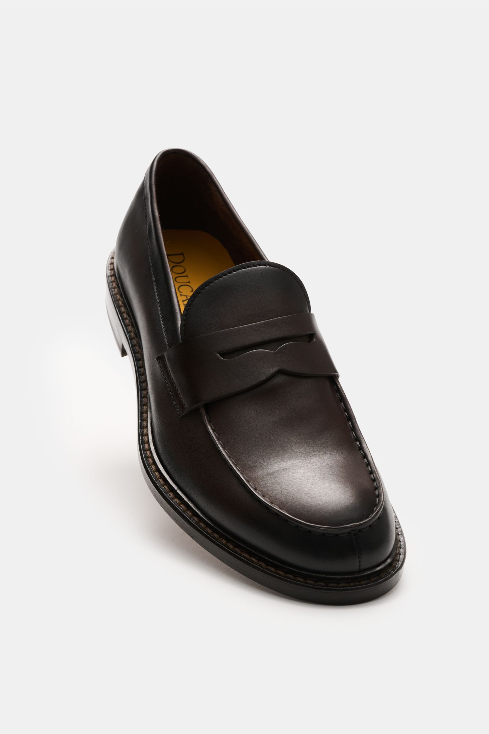 Doucal's Penny Loafer 'Nappato' dunkelbraun aus feinem Glattleder mit leichtem Farbverlauf, Pennystrap und durchgenähter Ledersohle, Seitenansicht.