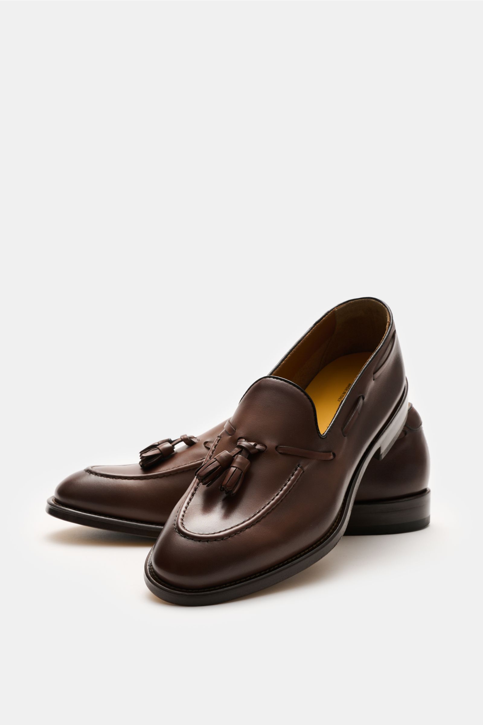 Doucal's Tassel Loafer 'Nappato' braun aus feinem Glattleder, leicht schmal zulaufend, mit Steppnaht und Tasseln, seitlich schräg von vorne fotografiert.