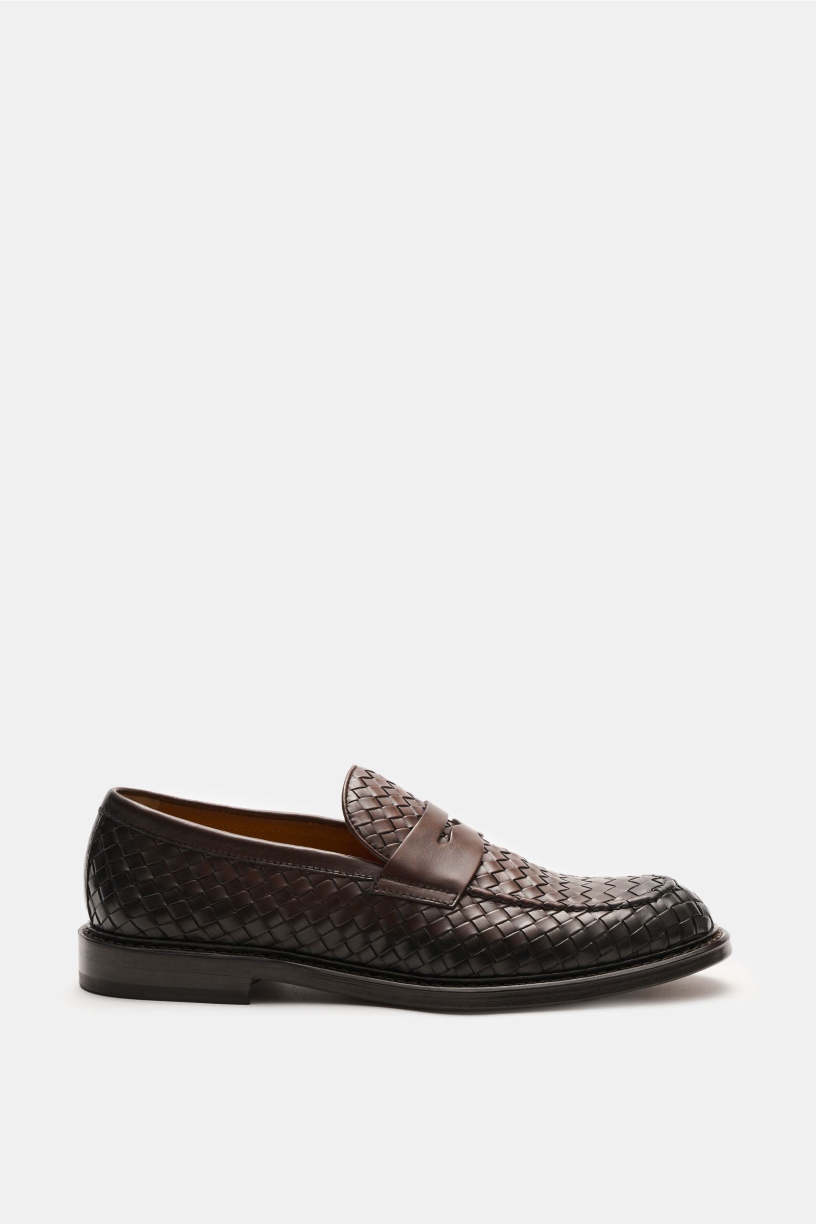 Doucal's Penny Loafer 'Deco' schwarz, seitliche Ansicht, feines Glattleder, leicht schmal zulaufend, typischer Penny Strap, Vorderkappe mit Steppnaht, ledernes Innenfutter, robuste Kautschuksohle.