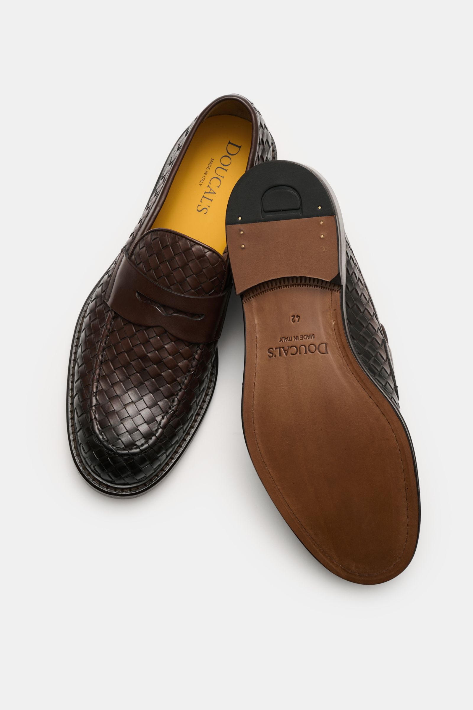 Doucal's Penny Loafer 'Deco' schwarz, feines Glattleder, leicht schmal zulaufend, Penny Strap, Steppnaht, ledernes Innenfutter, robuste Kautschuksohle, Draufsicht.