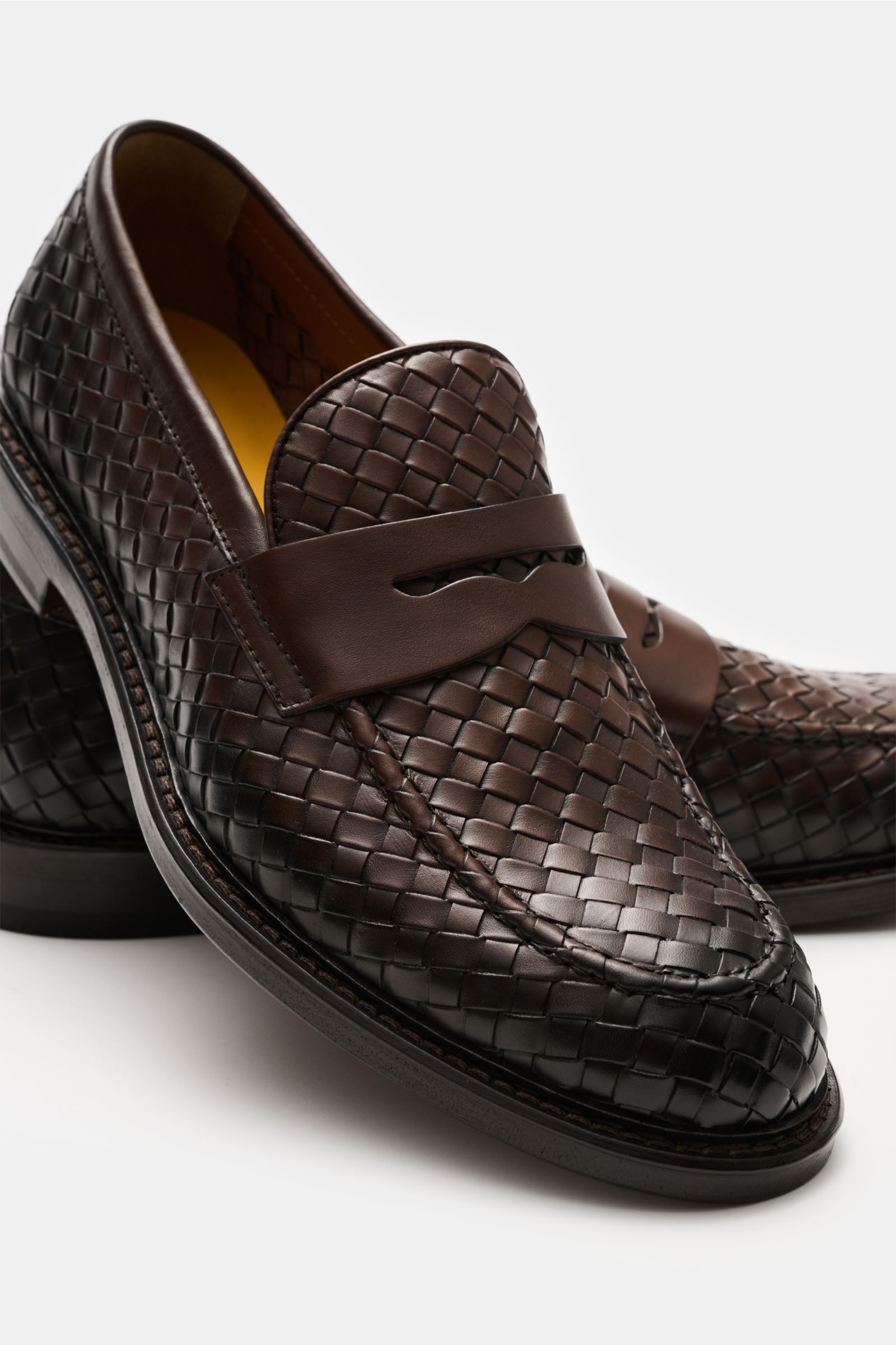 Doucal's Penny Loafer 'Deco' schwarz aus feinem Glattleder, leicht schmal zulaufend, mit typischem Penny Strap, Vorderkappe mit Steppnaht, ledernem Innenfutter und robuster Kautschuksohle, seitliche Nahaufnahme.