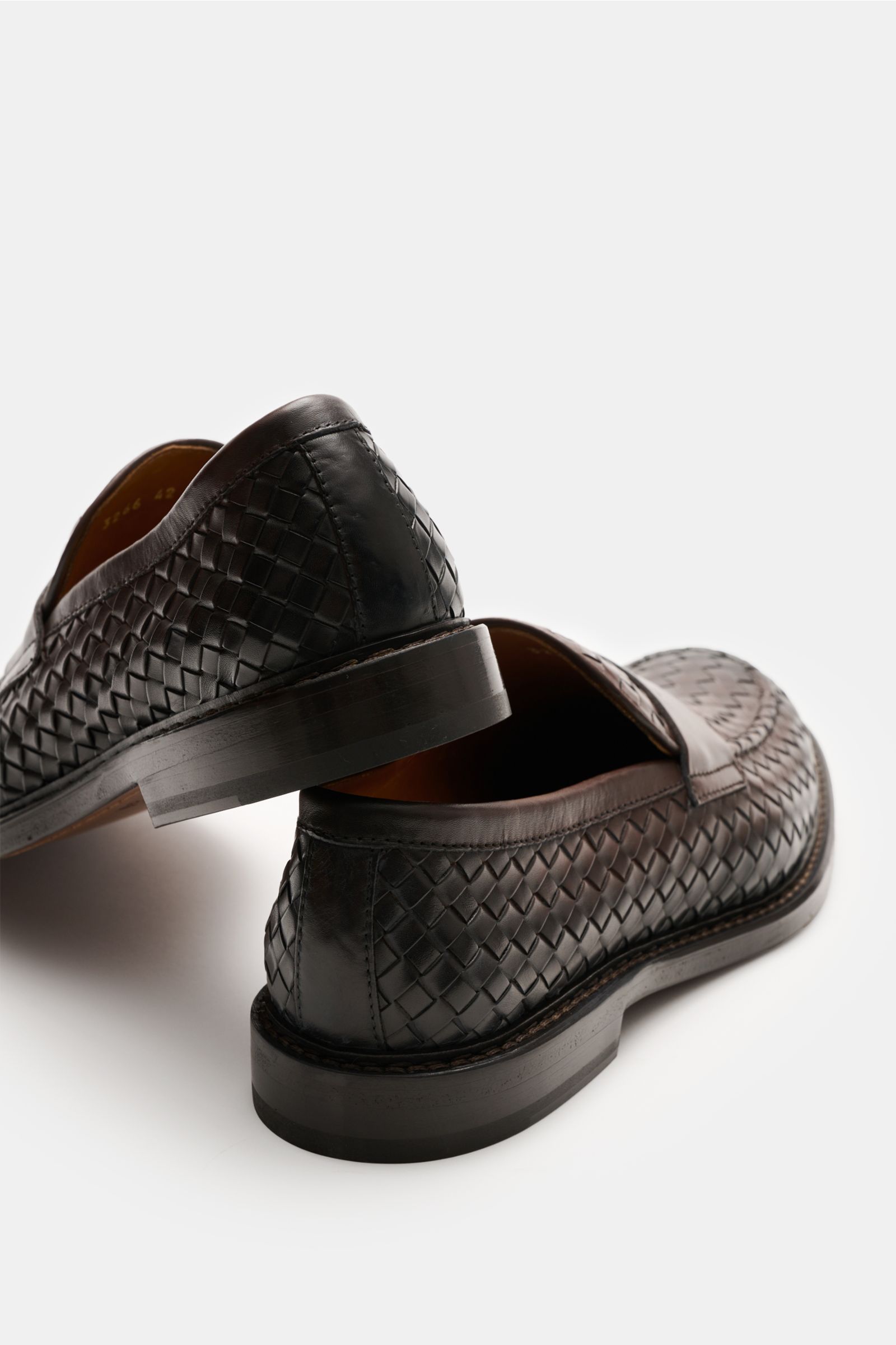 Doucal's Penny Loafer 'Deco' schwarz aus feinem Glattleder, leicht schmal zulaufend, typischer Penny Strap, Vorderkappe mit Steppnaht, ledernes Innenfutter, robuste Sohle aus Kautschuk, Rückansicht und seitlicher Blick.