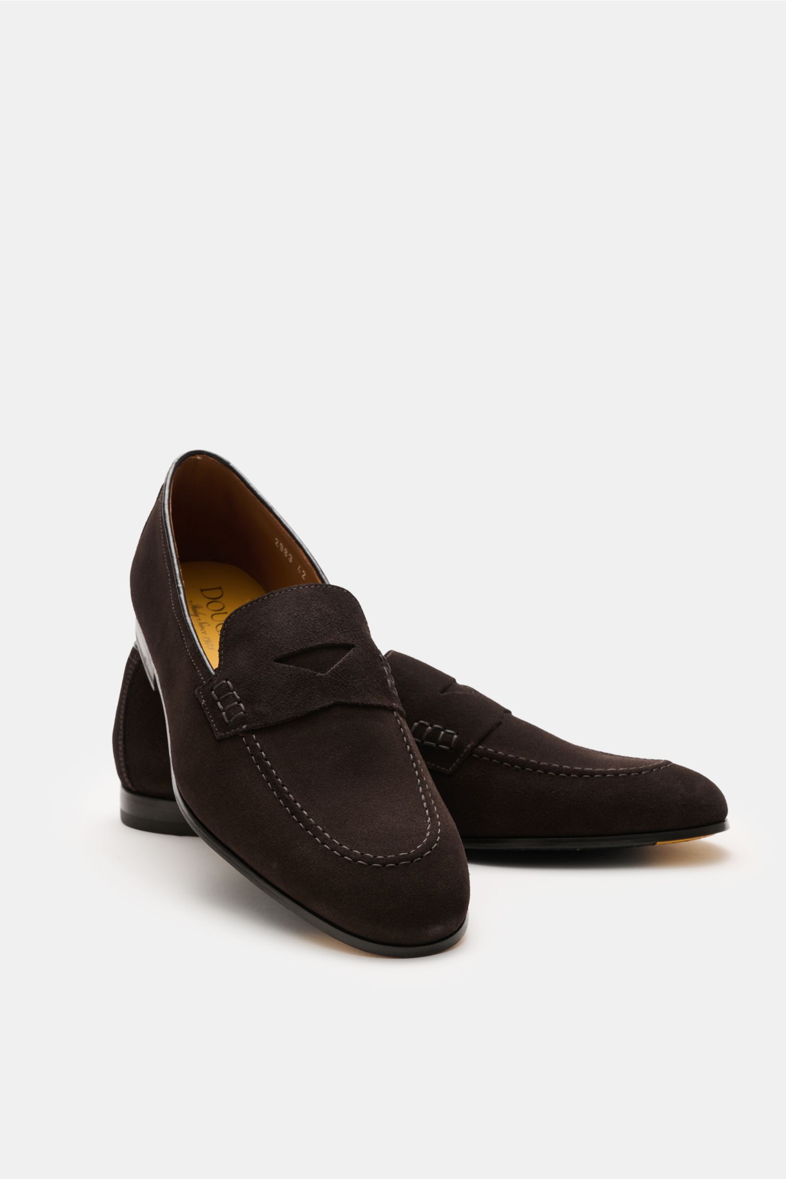 Front and side view of Doucal's Penny Loafer 'Visone' dunkelbraun in fine velour leather with penny strap, stitched toe, leather lining, and rubber-soled leather sole.

Description: Wer ein klassisches Schuhmodell sucht, liegt bei DOUCAL'S goldrichtig: