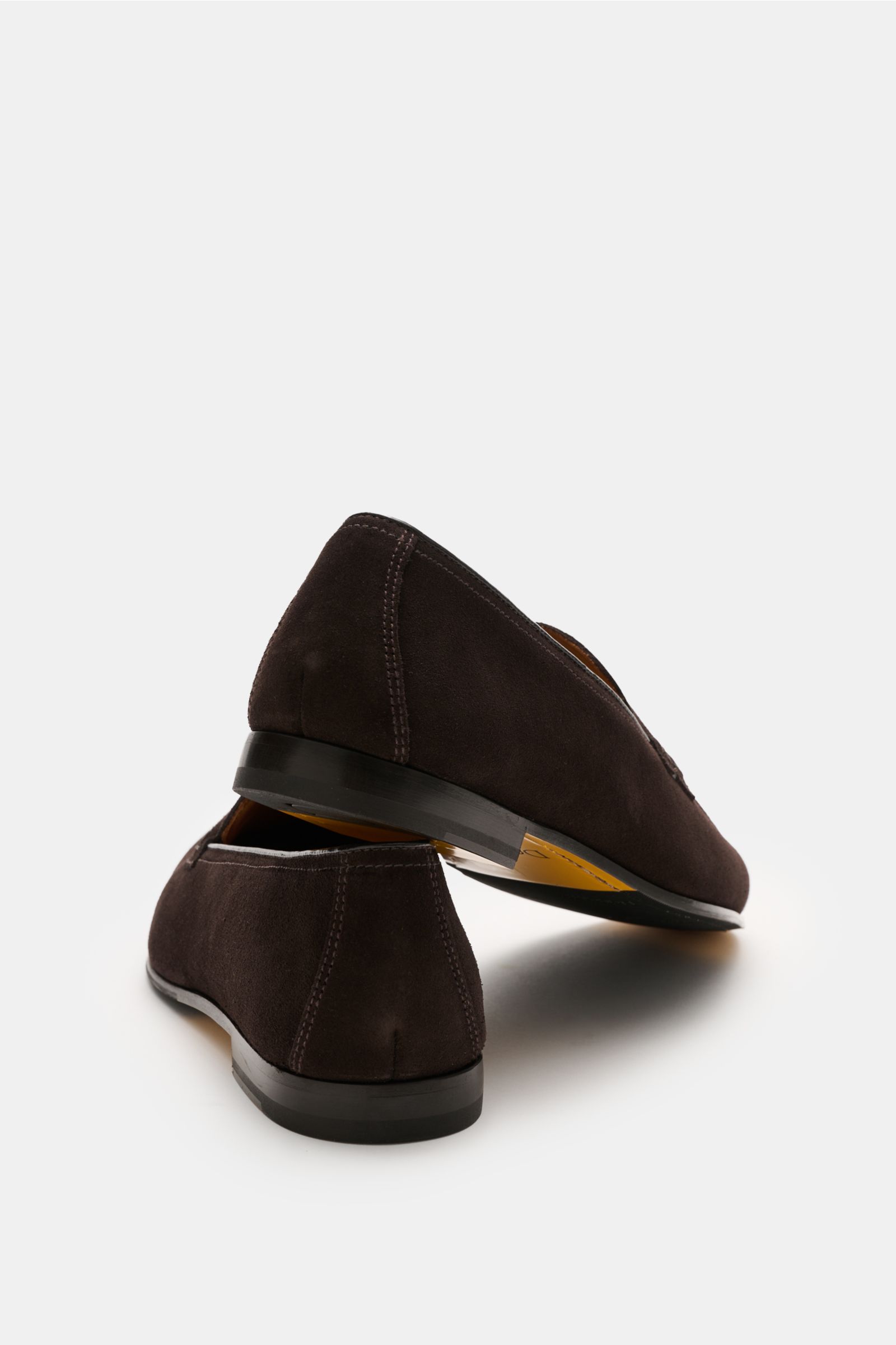 Rear and side view of Doucal's Penny Loafer 'Visone' dunkelbraun in fine velour leather with leather lining and rubber sole parts. 

Description: Wer ein klassisches Schuhmodell sucht, liegt bei DOUCAL'S goldrichtig: Der Penny Loafer 'Visone' aus feine