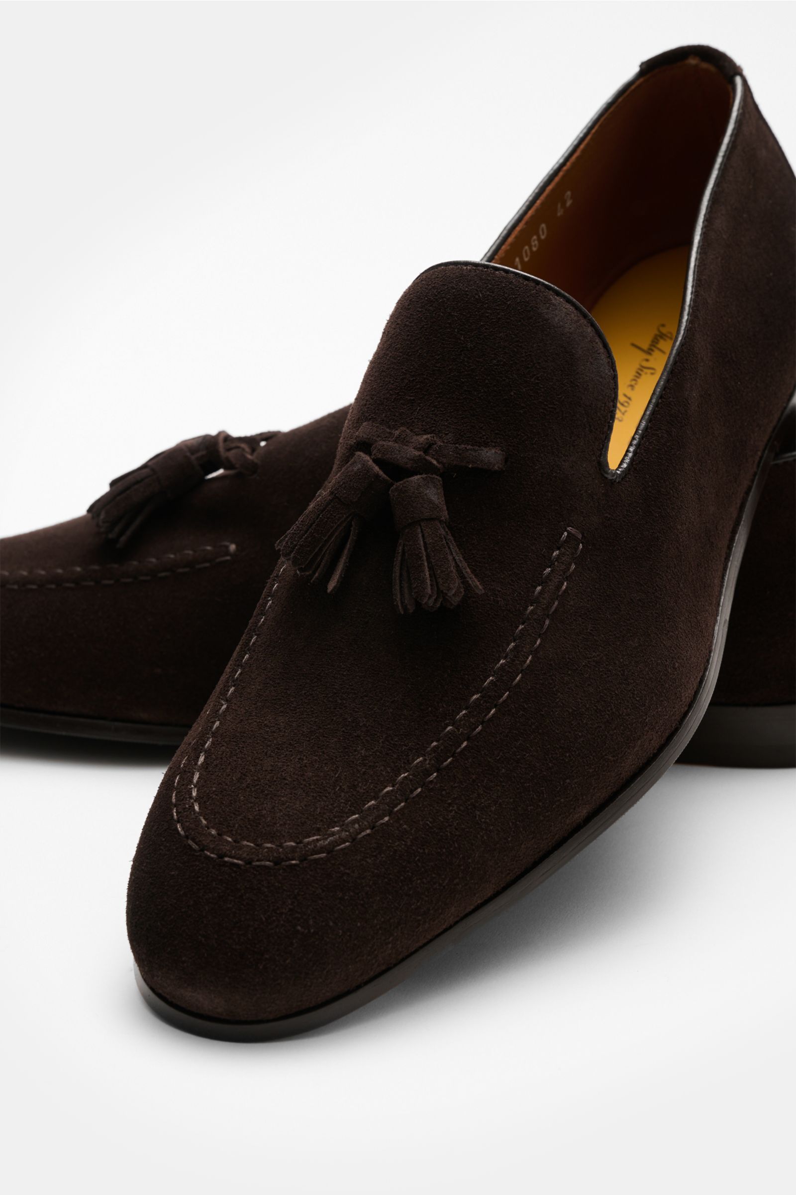 Front angled view of Doucal's Tassel Loafer 'Visone' dunkelbraun in fine dark brown suede with leather lining, tassels, stitched toe, and leather sole with rubber parts.

Wer einen klassischen Tassel Loafer sucht, liegt bei DOUCAL'S goldrichtig: Das Mo