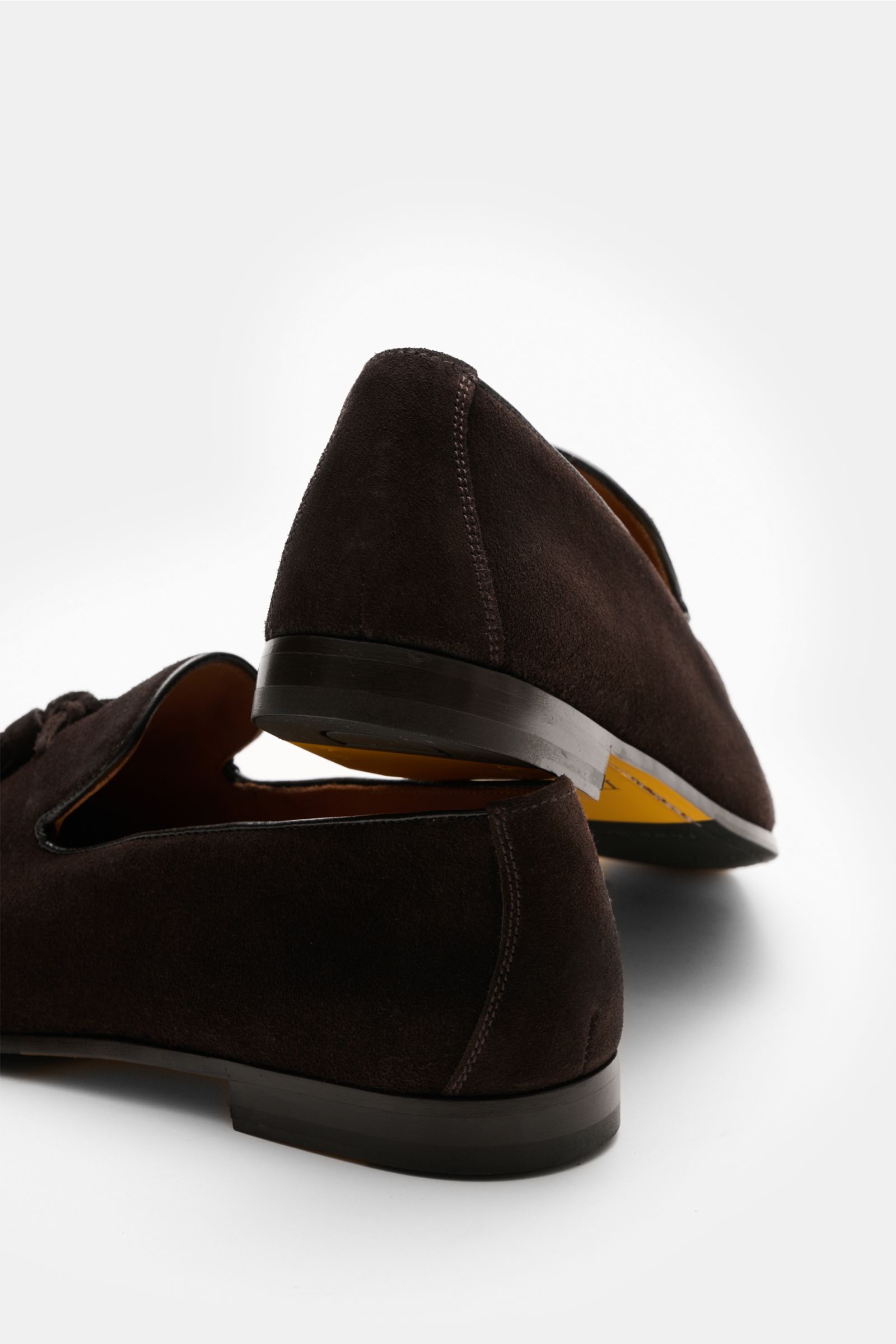 Rear and side view of Doucal's Tassel Loafer 'Visone' dunkelbraun in fine dark brown velour leather with leather lining and rubber-part sole.

Wer einen klassischen Tassel Loafer sucht, liegt bei DOUCAL'S goldrichtig: Das Modell 'Visone' aus feinem Vel