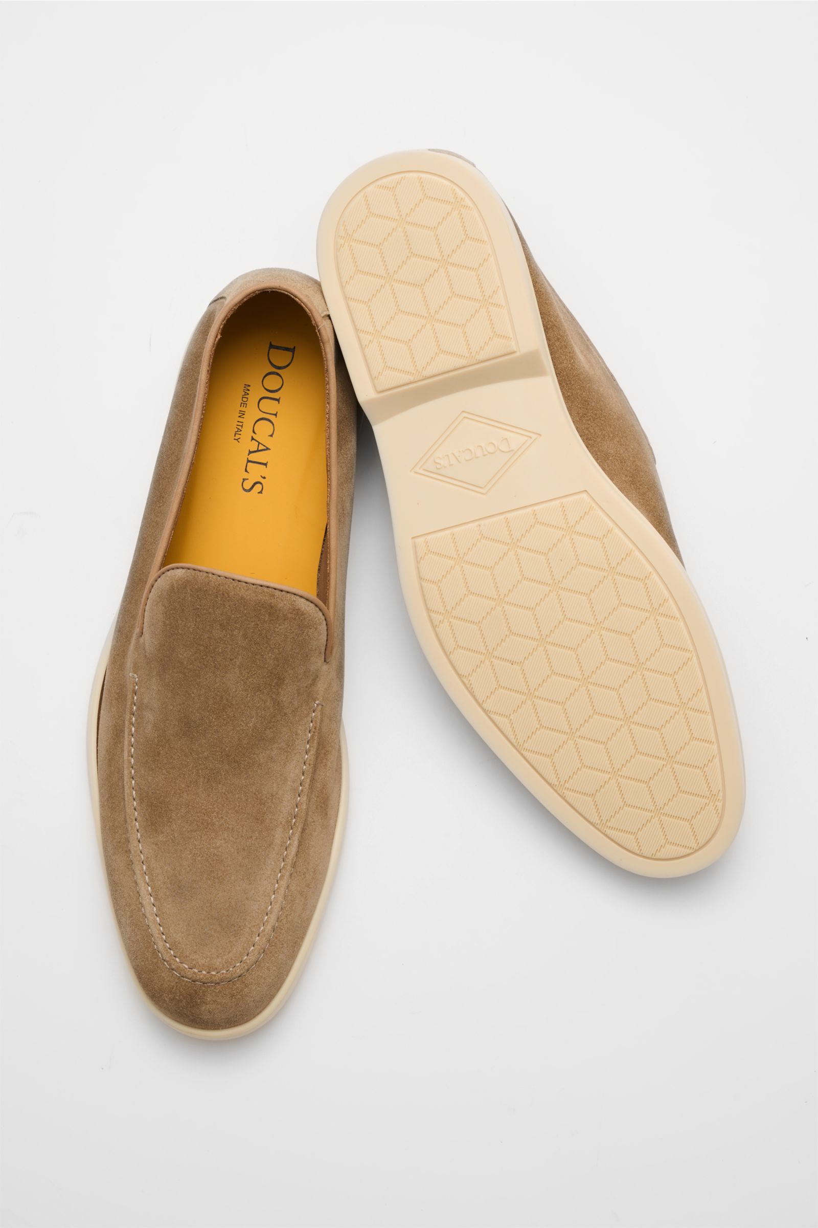 Doucal's Loafer 'Reverse' beige aus feinem Veloursleder, leicht schmal zulaufend mit Steppnaht, ledernes Innenfutter, flexible Kautschuksohle, Draufsicht.
