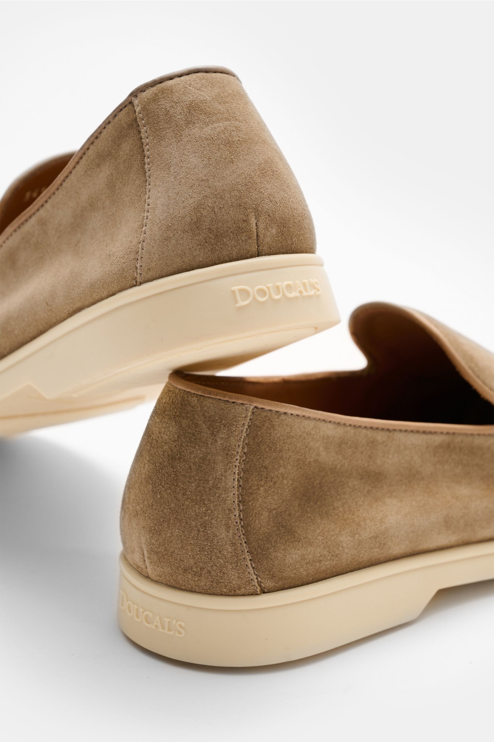 Doucal's Loafer 'Reverse' beige aus feinem Veloursleder, leichte Kautschuksohle, schmal zulaufend, Steppnaht, Perspektive von hinten und seitlich.