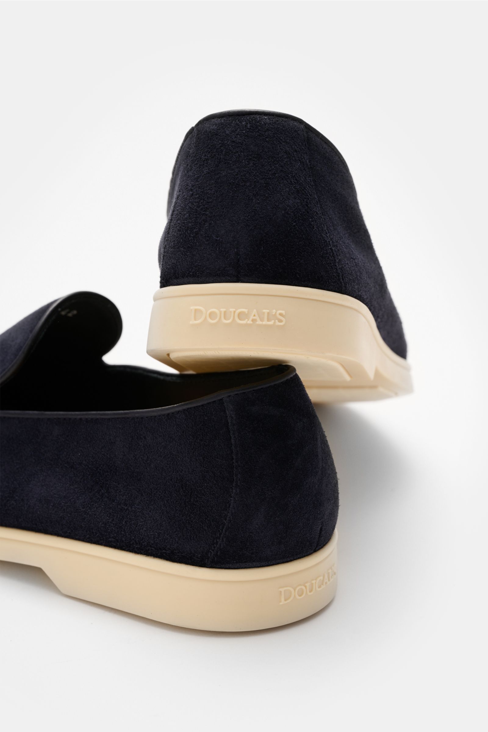 Rear and side view of Doucal's Loafer 'Reverse' navy in fine veloursleder with light rubber sole, leather lining, and stitched toe cap.