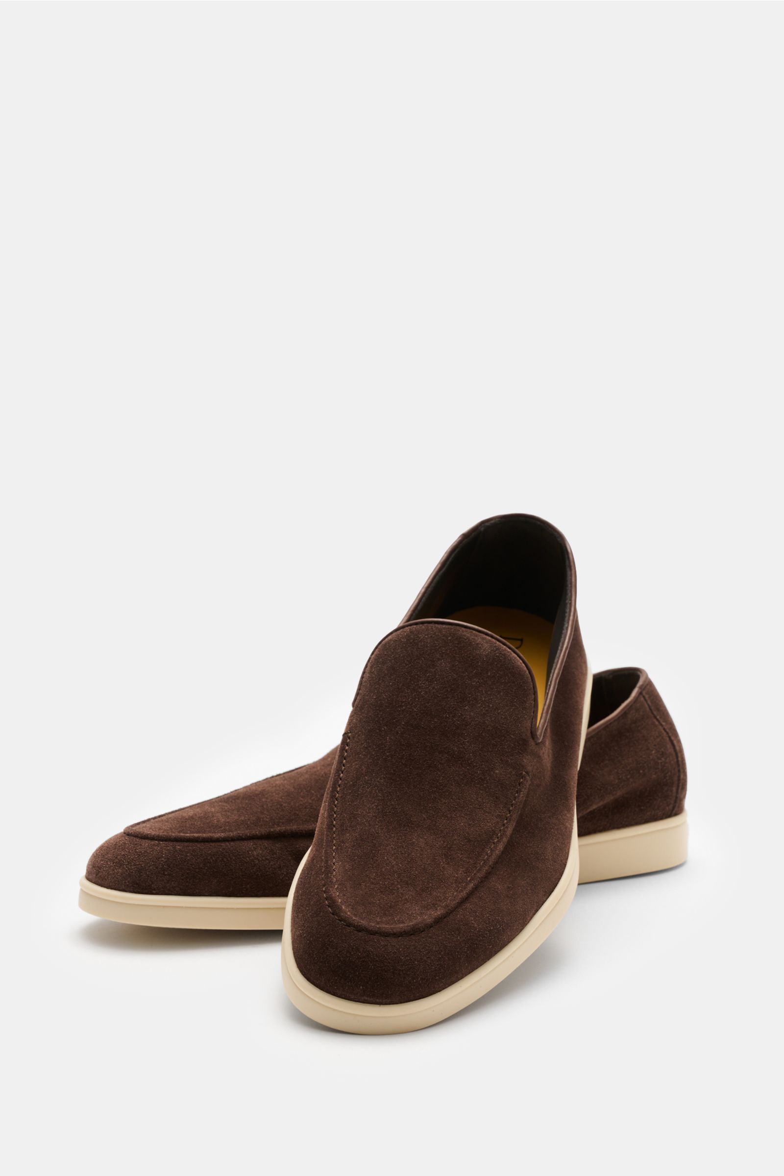 Front-side view of Doucal's Loafer 'Reverse' braun in fine brown suede with narrow shape, stitched toe cap, leather lining, and light rubber sole.